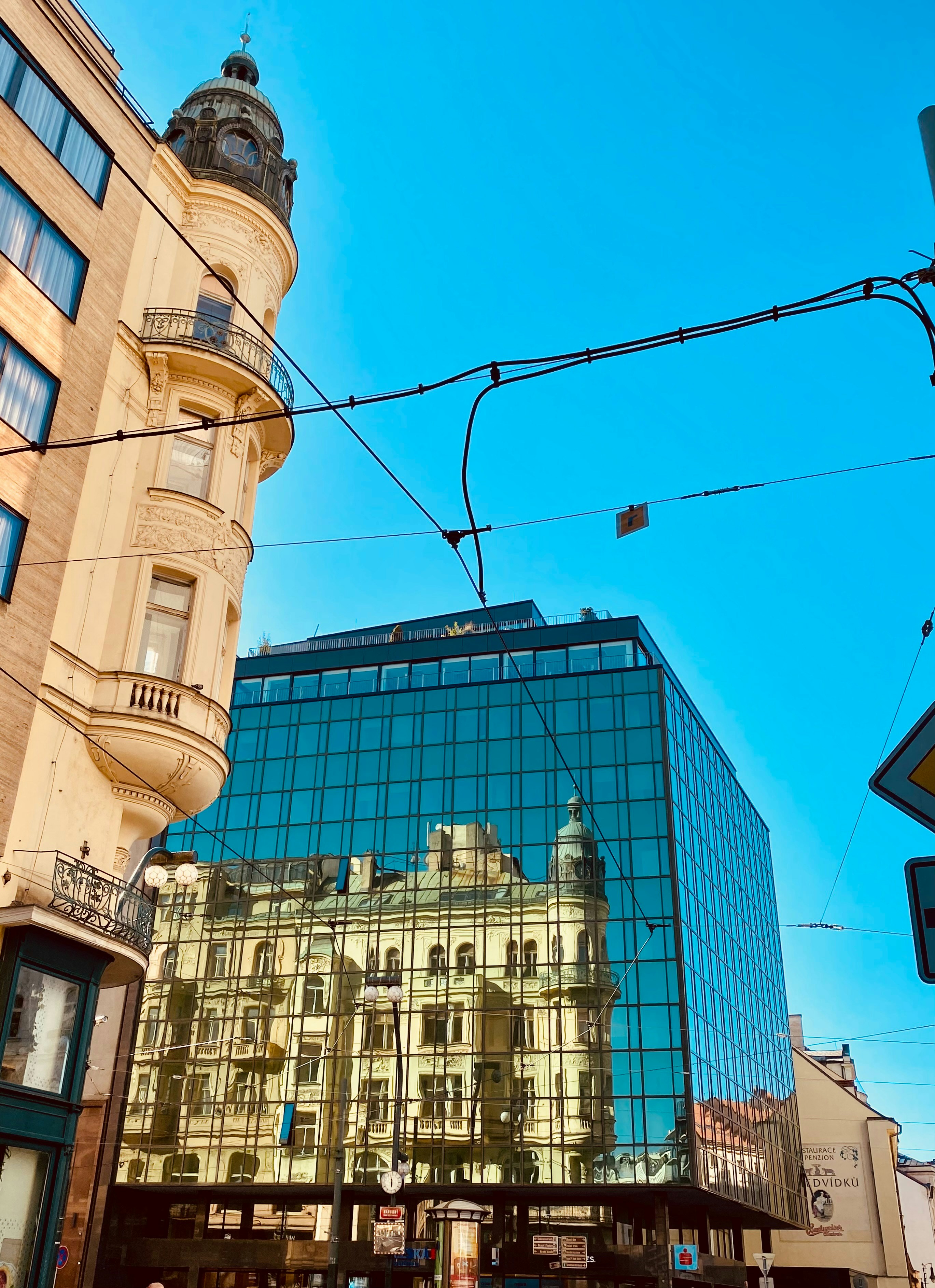Une rue de la ville remplie de circulation à côté de grands immeubles