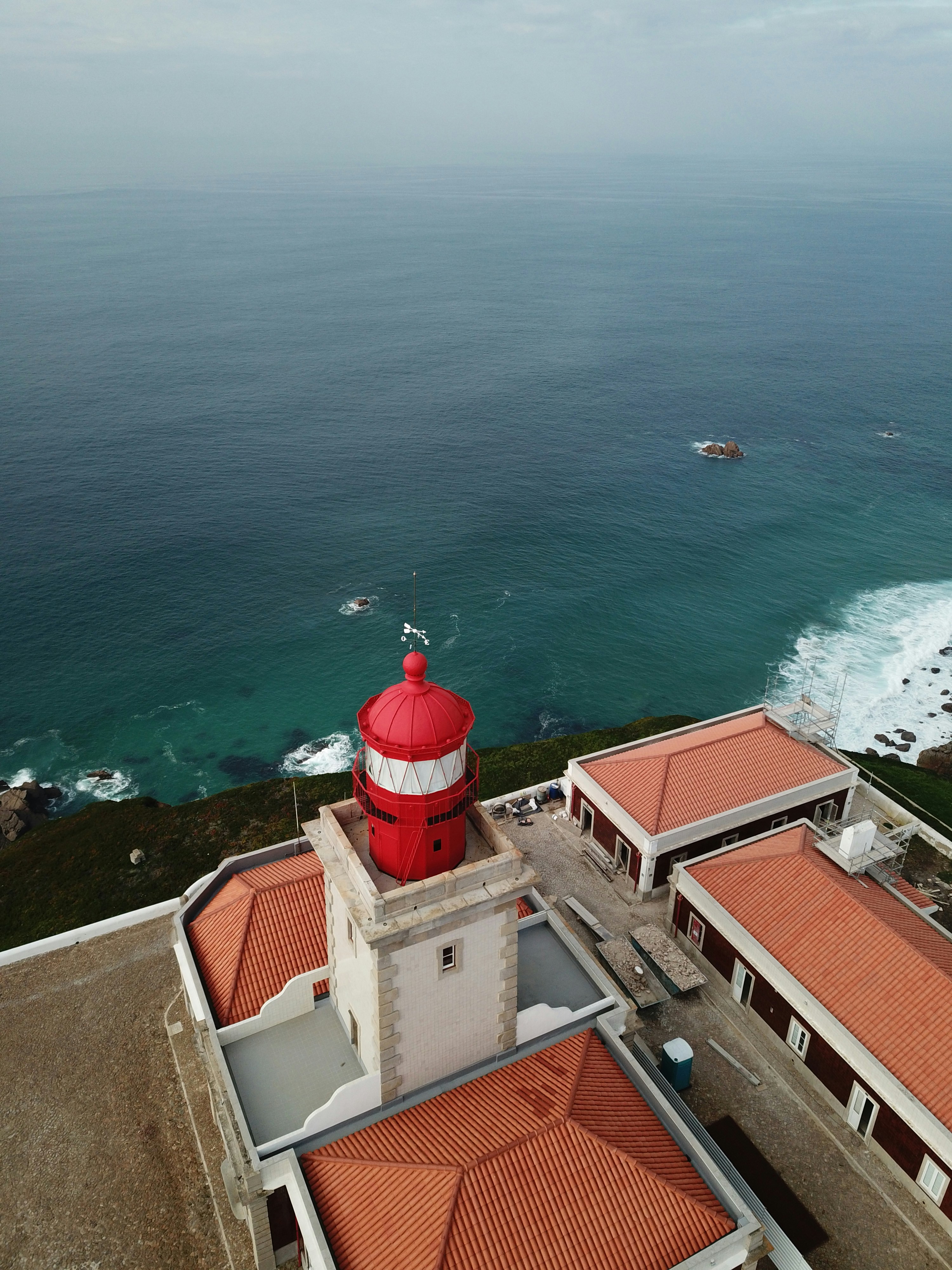 Un faro rojo y blanco en lo alto de un edificio