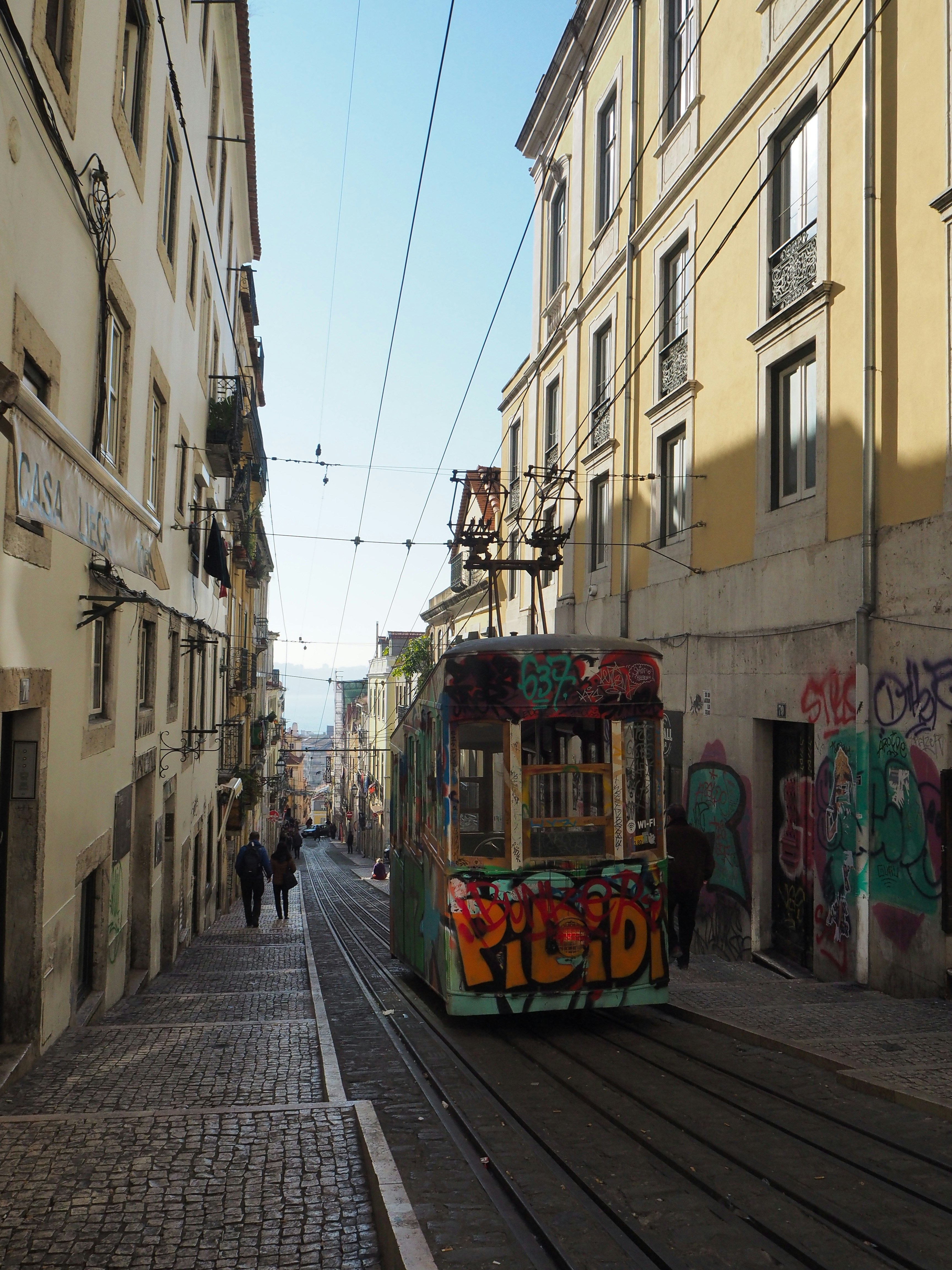 Un tranvía con grafitis al costado de una calle