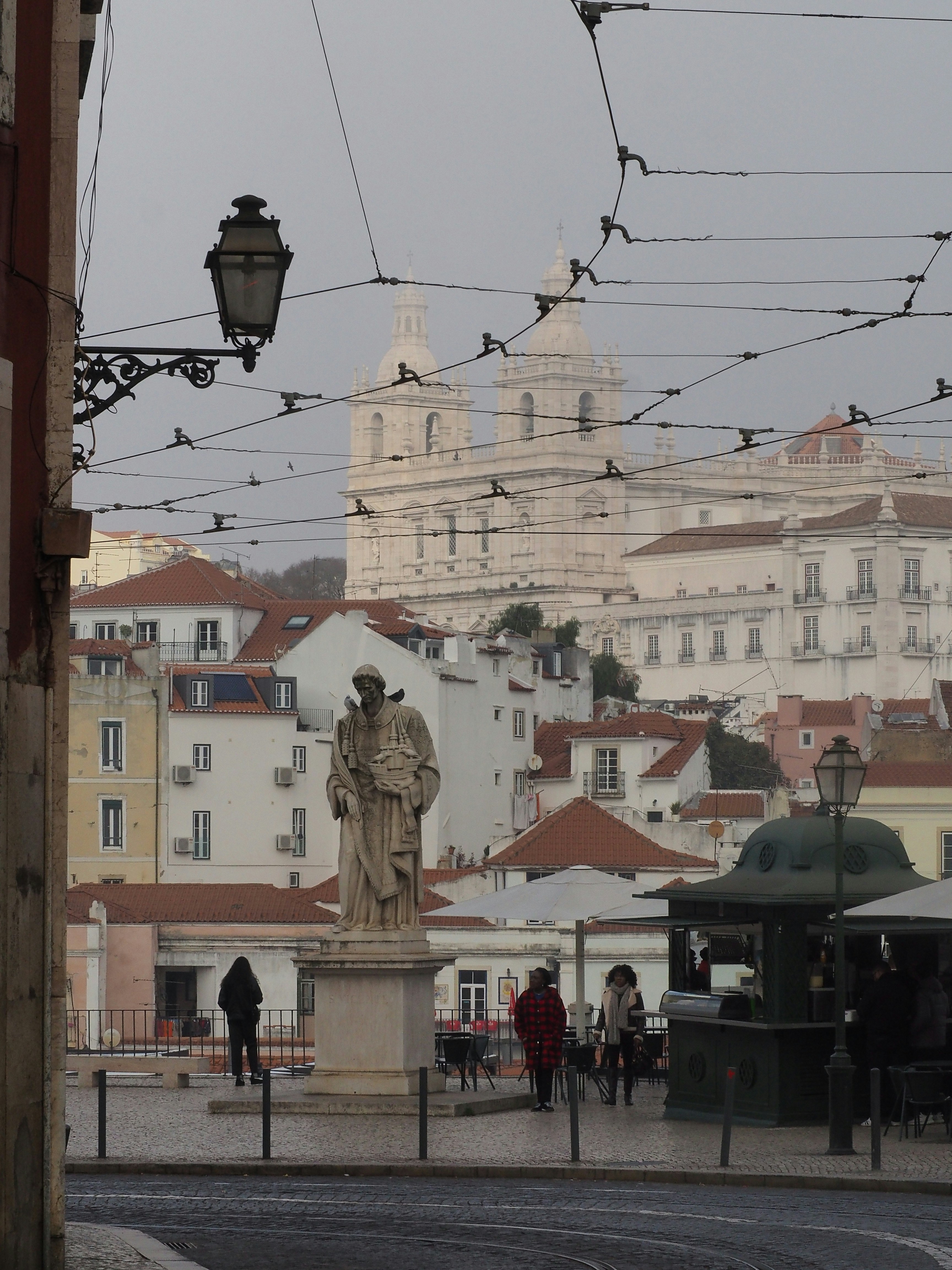 Una calle de la ciudad con una estatua en el centro