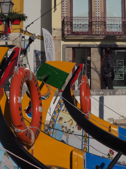 A row of boats sitting next to each other in front of a building