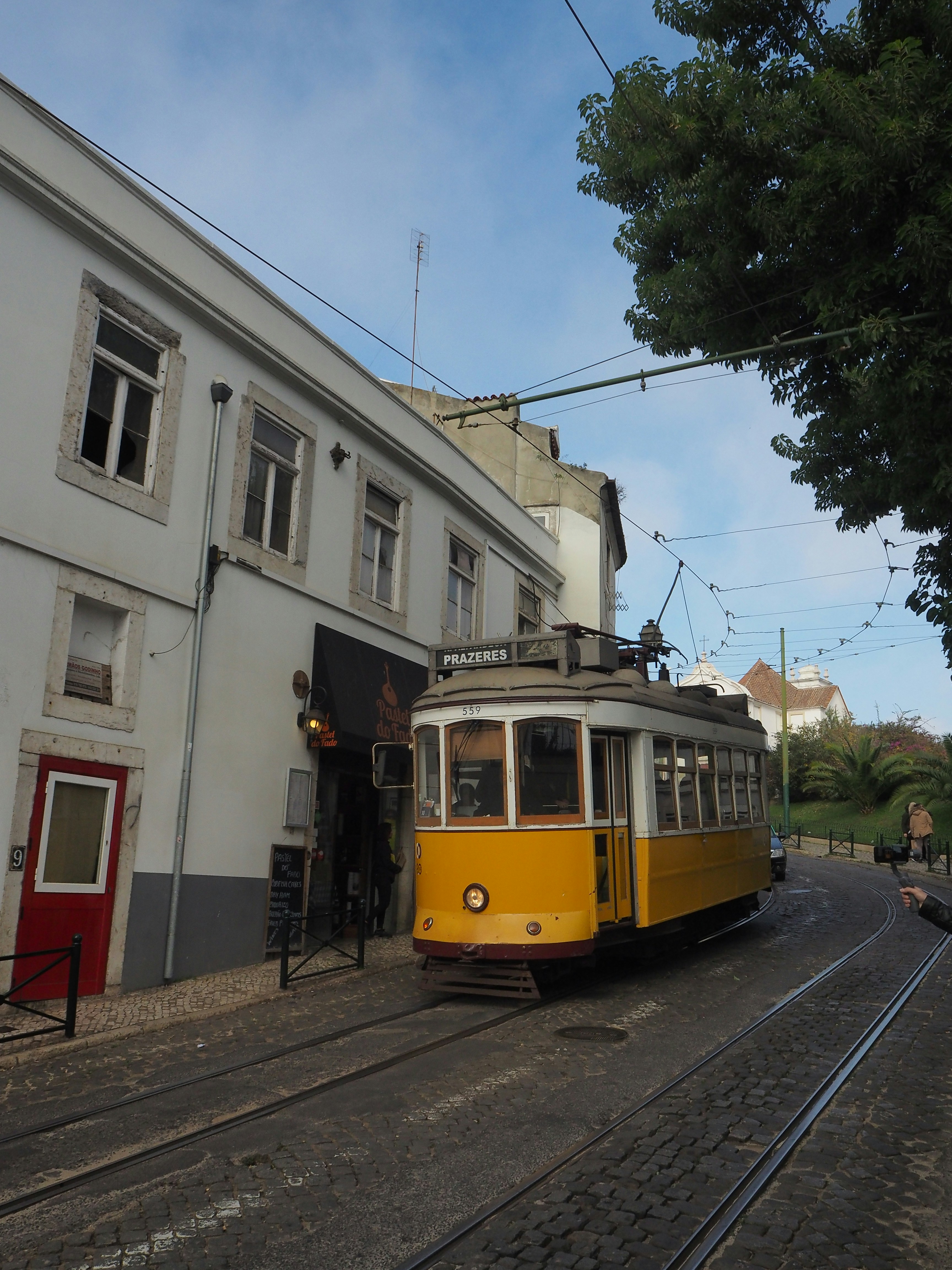 Un tranvía amarillo viene por las vías