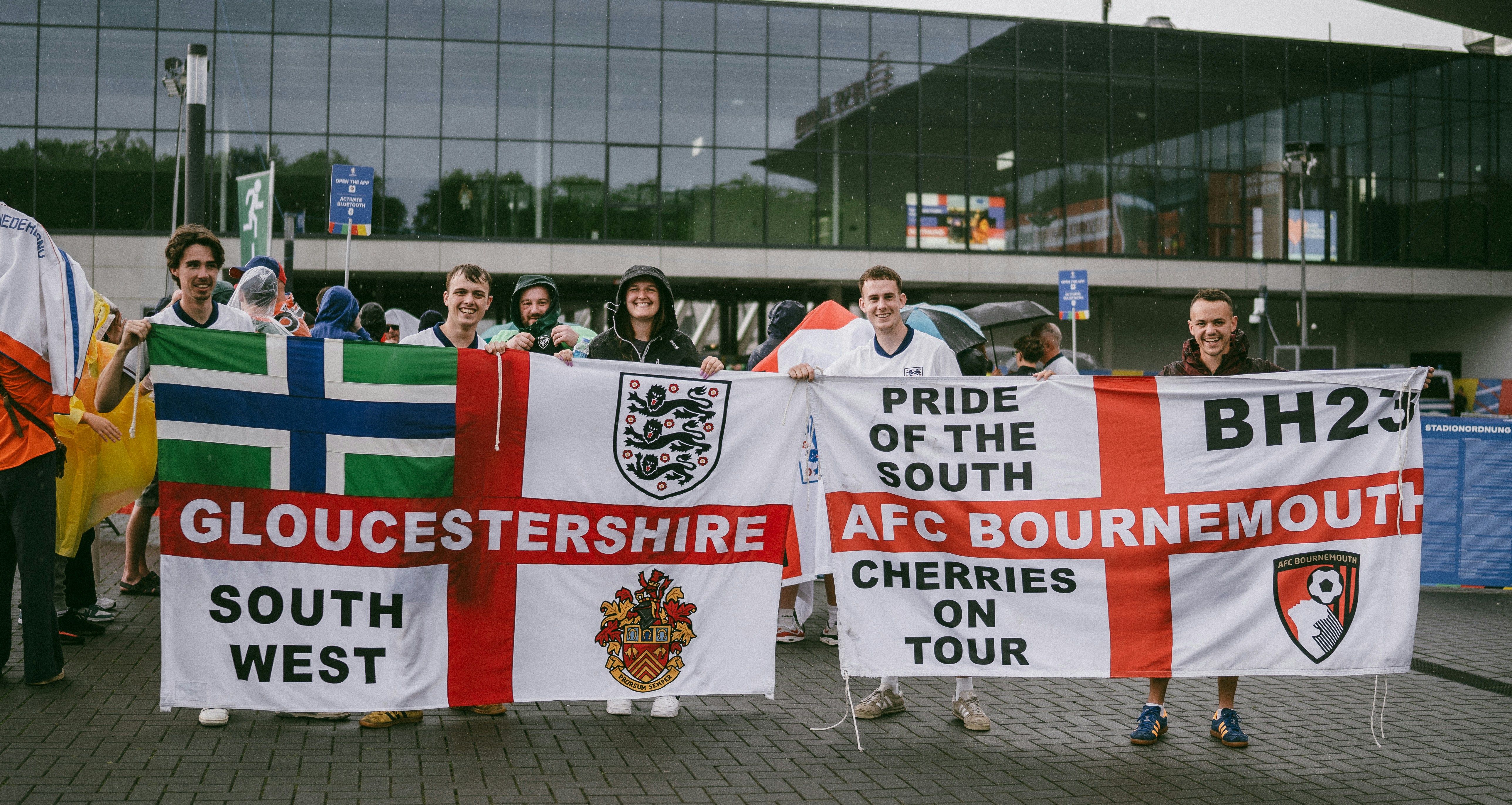 利物浦球迷主场致敬离队球员萨拉赫、罗伯逊（封面配图）