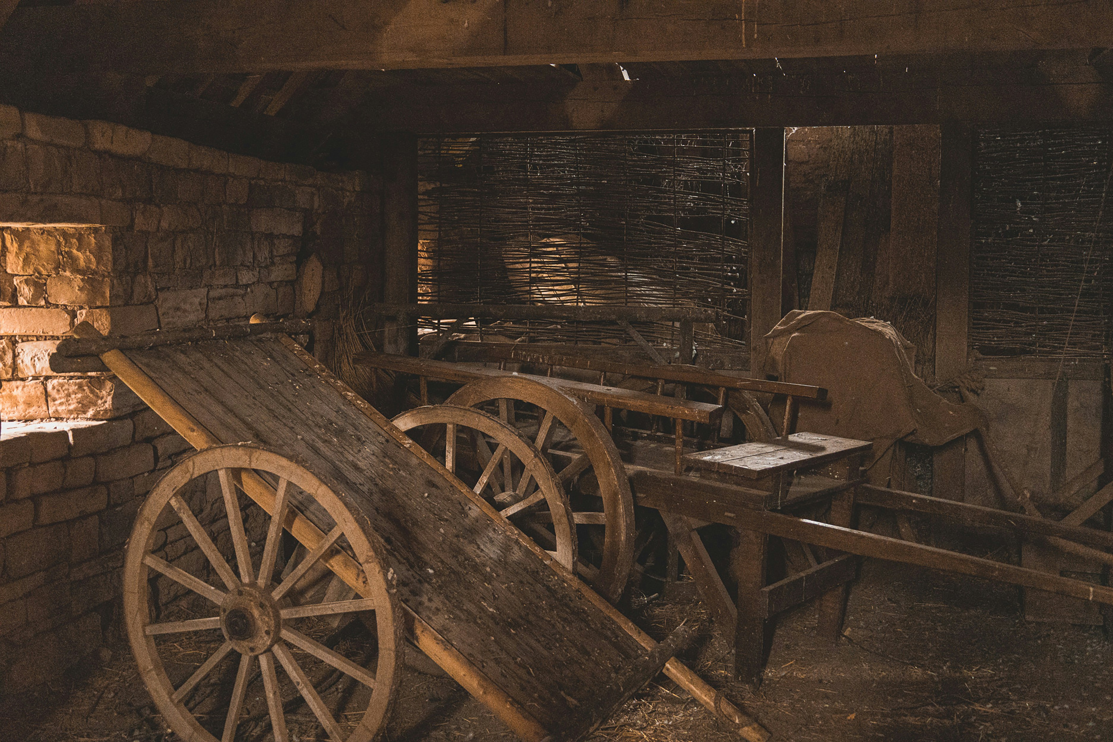 An old fashioned spinning wheel in a room