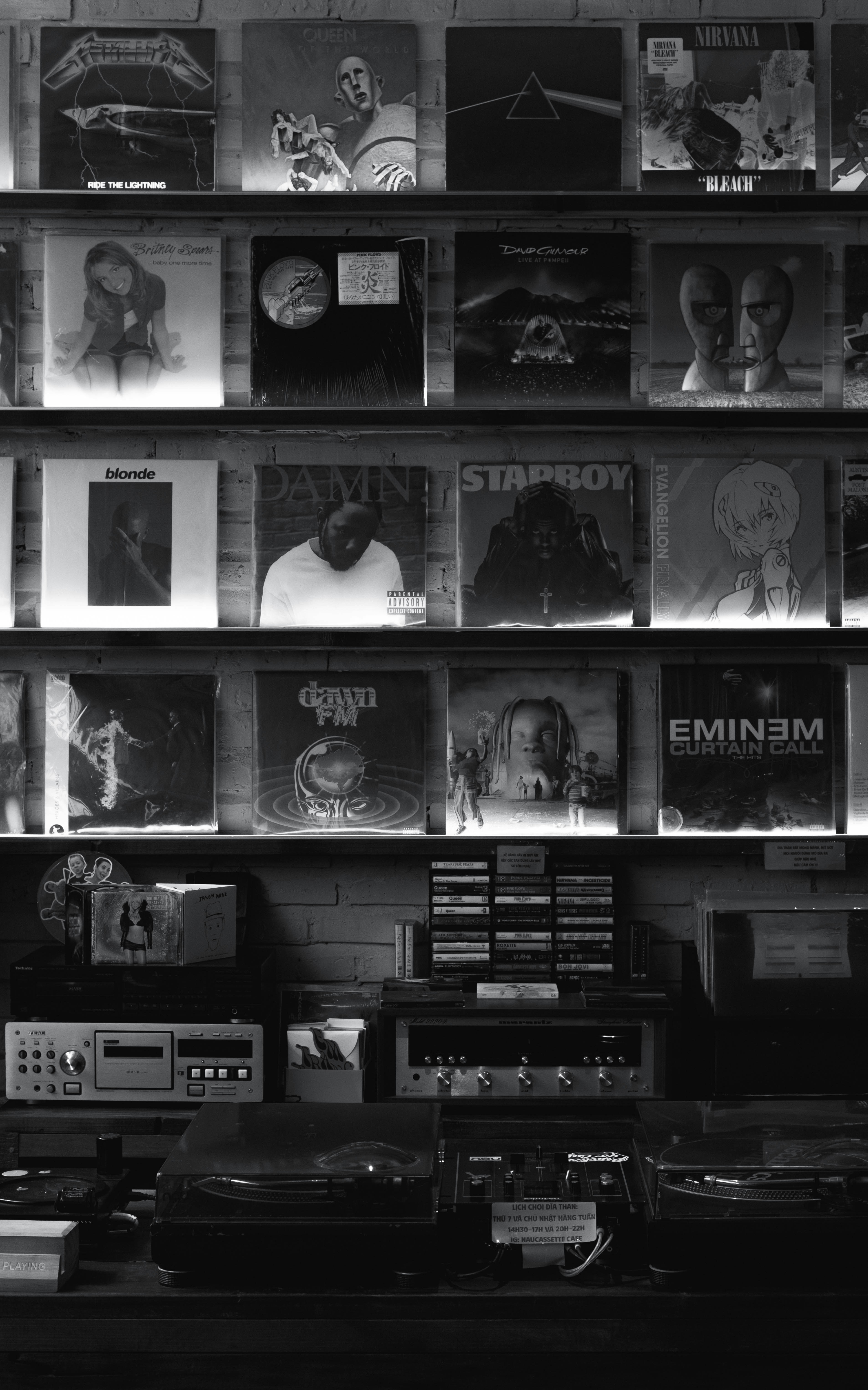 black and white bed linen