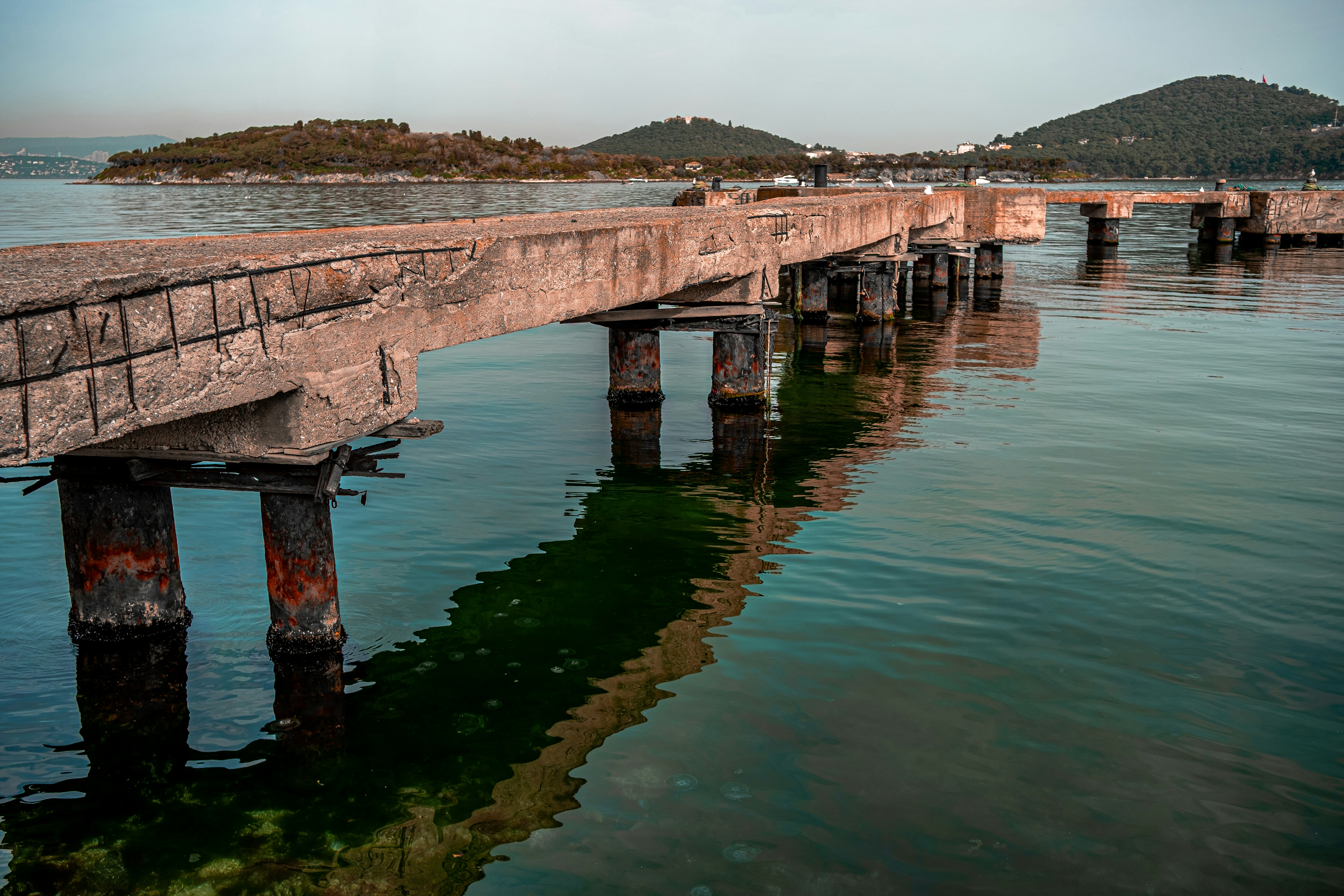 Un largo puente de madera sobre un cuerpo de agua