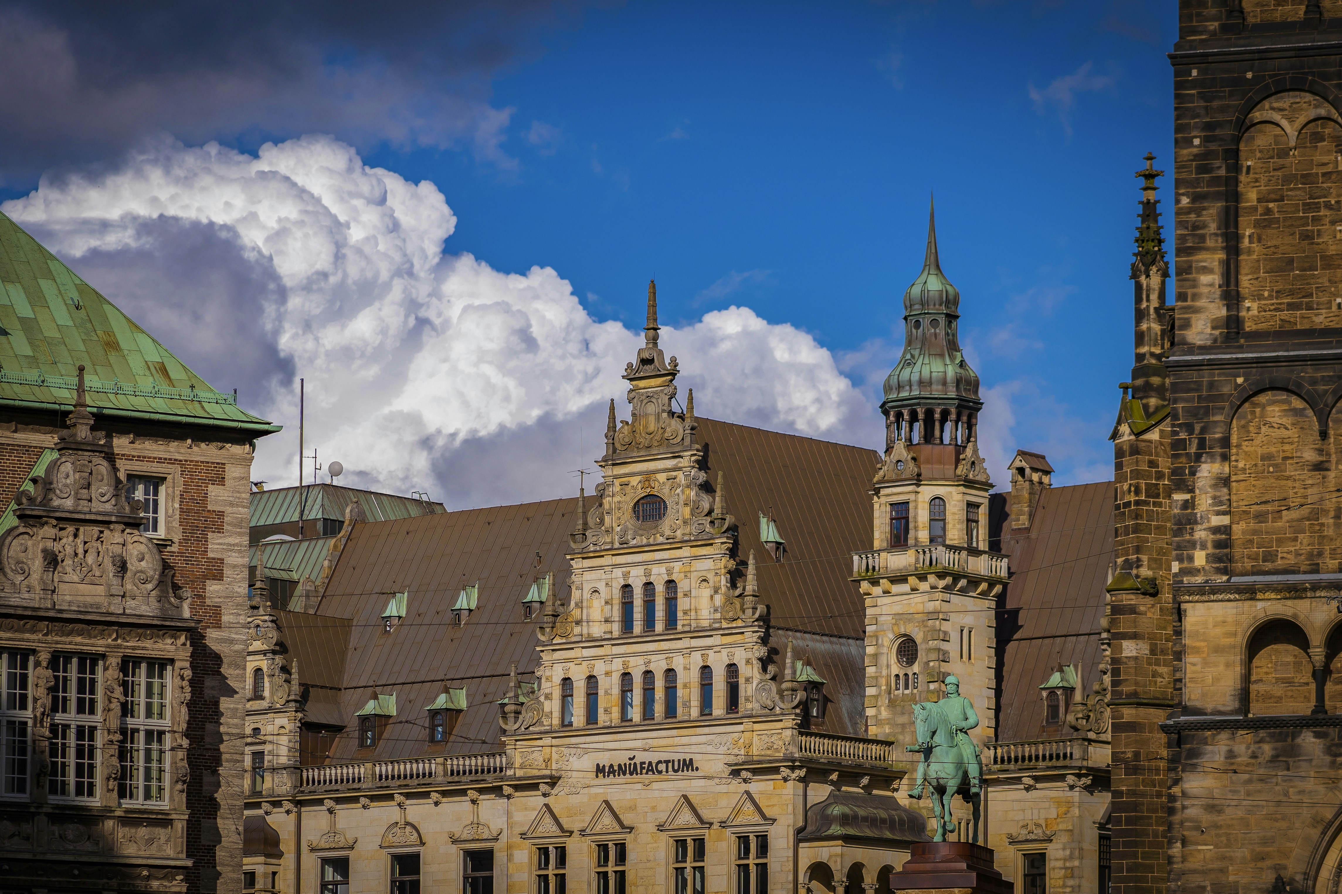 Um grande edifício com uma torre do relógio no topo dele