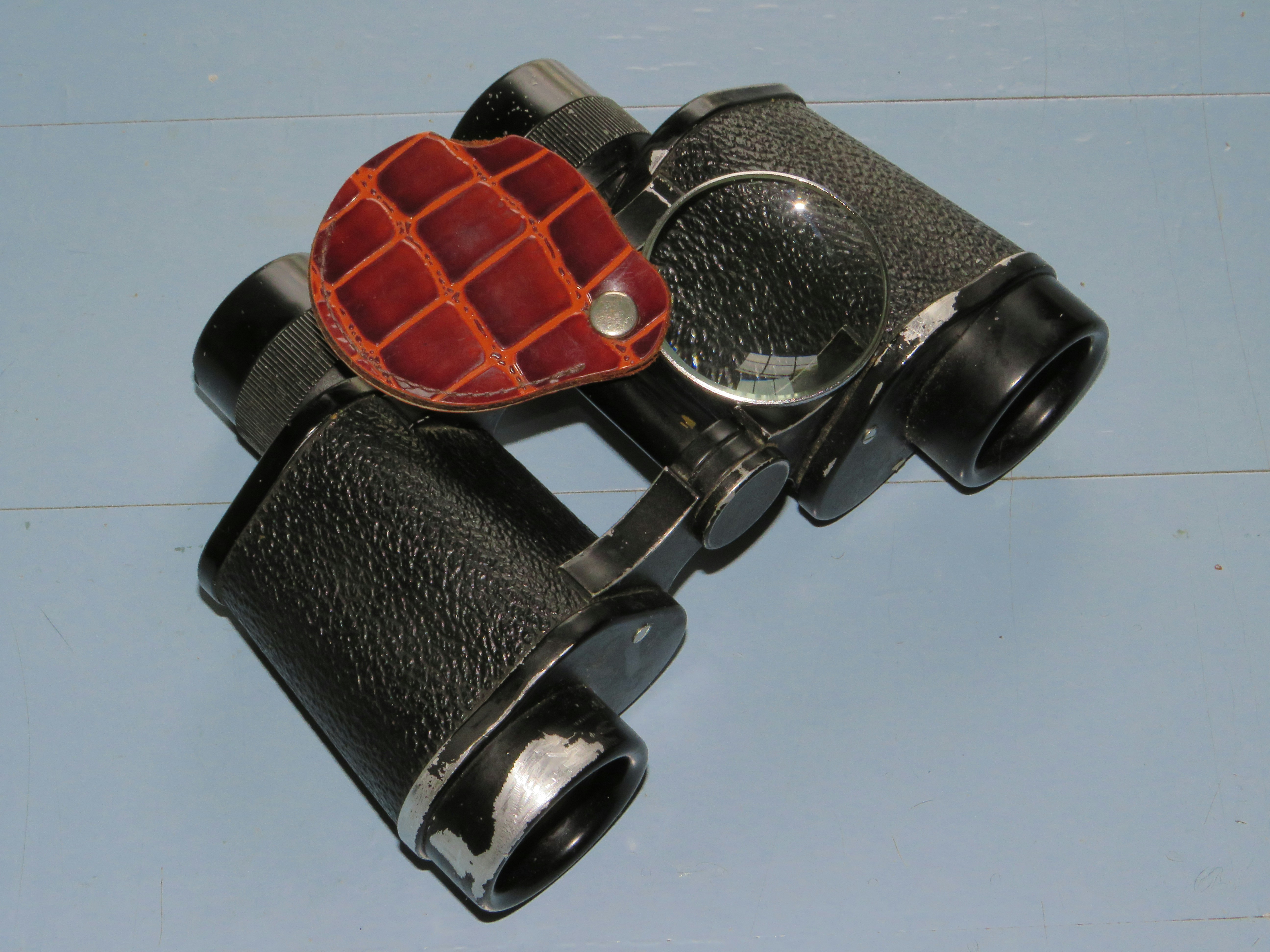 A pair of binoculars sitting on top of a table