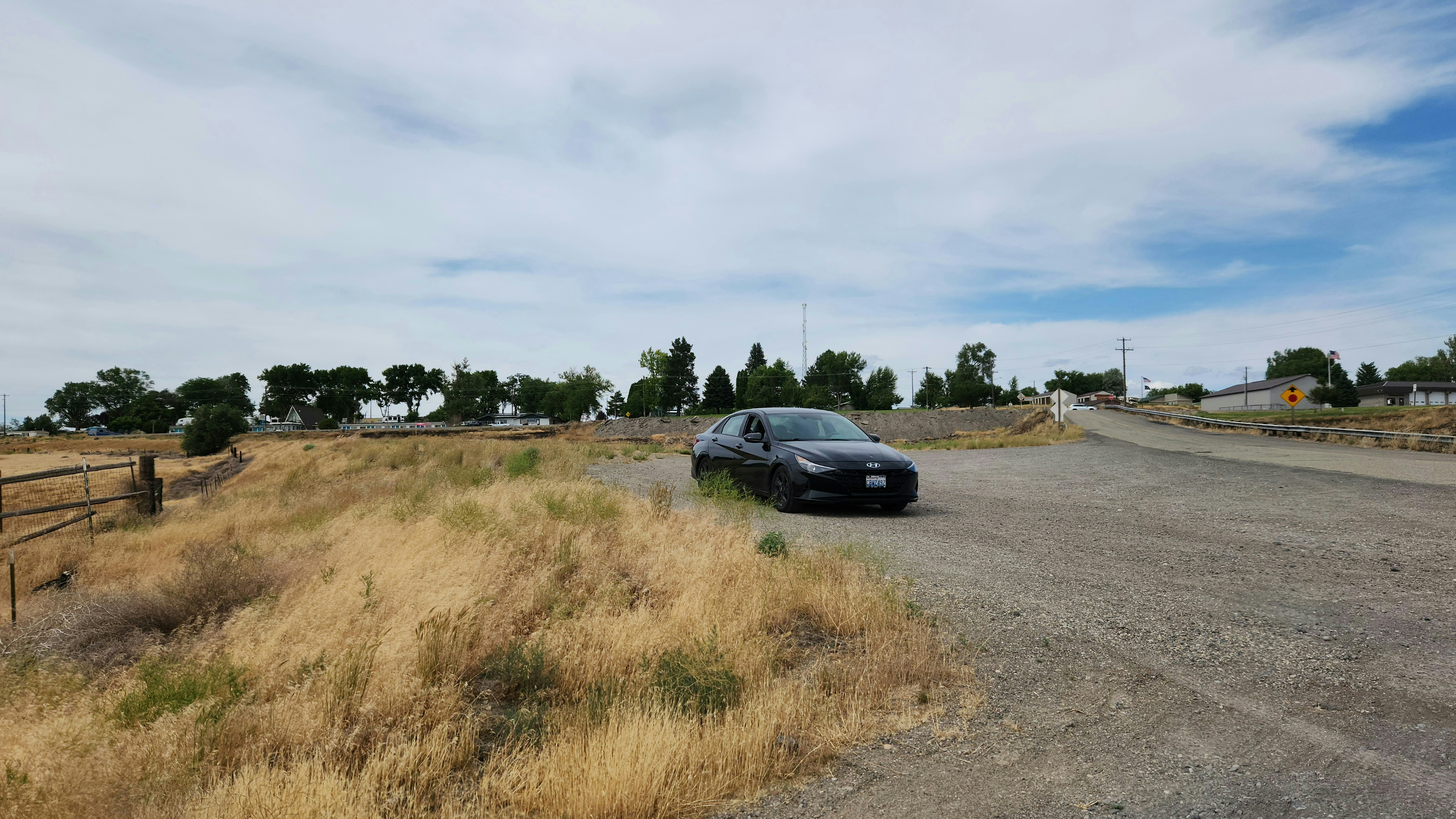 Une voiture est garée sur le bord de la route