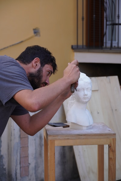 Scultura nella pietra leccese: intaglio a mano