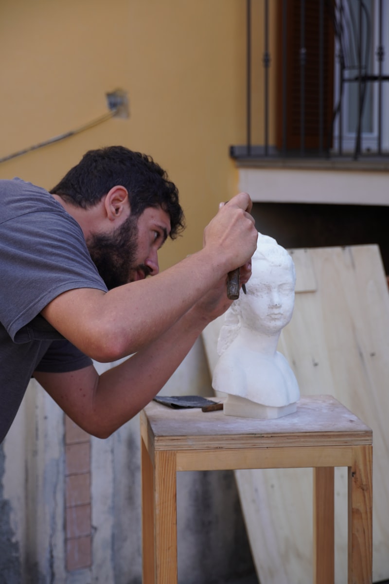 Bildhauerwerkzeuge in einem Atelier für Skulpturen