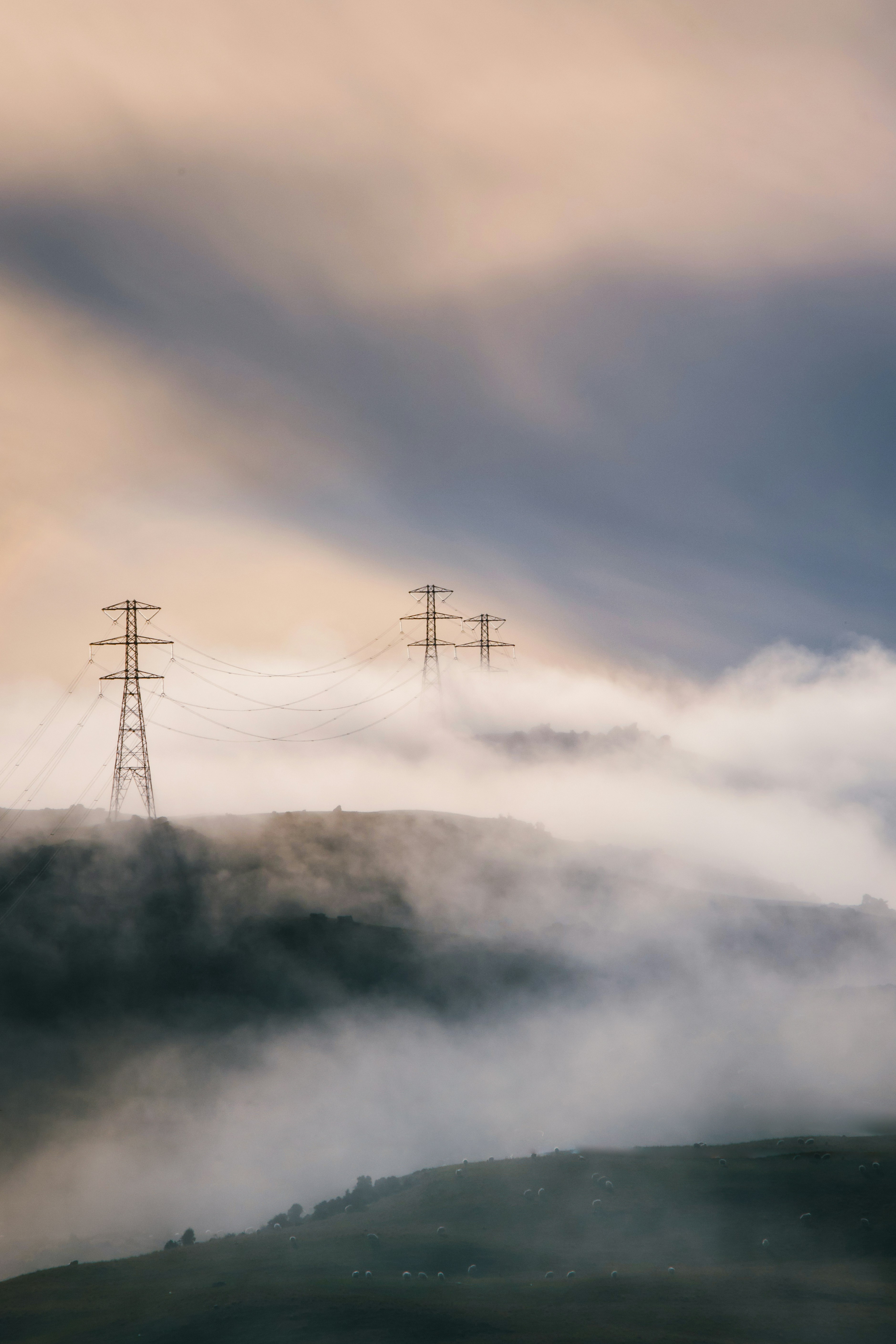 Uma paisagem nebulosa com linhas de energia à distância