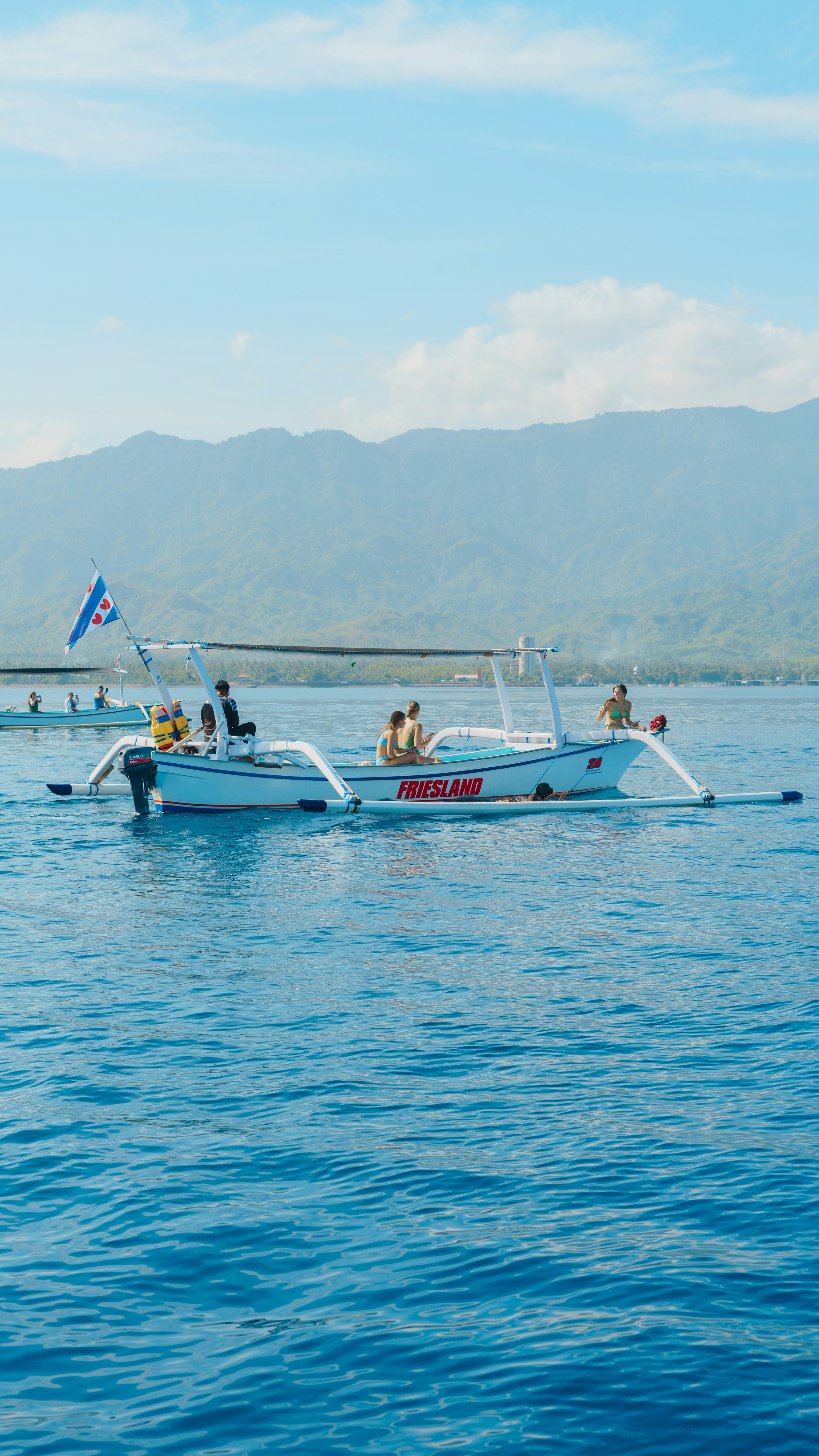Un grupo de personas en un bote en el agua