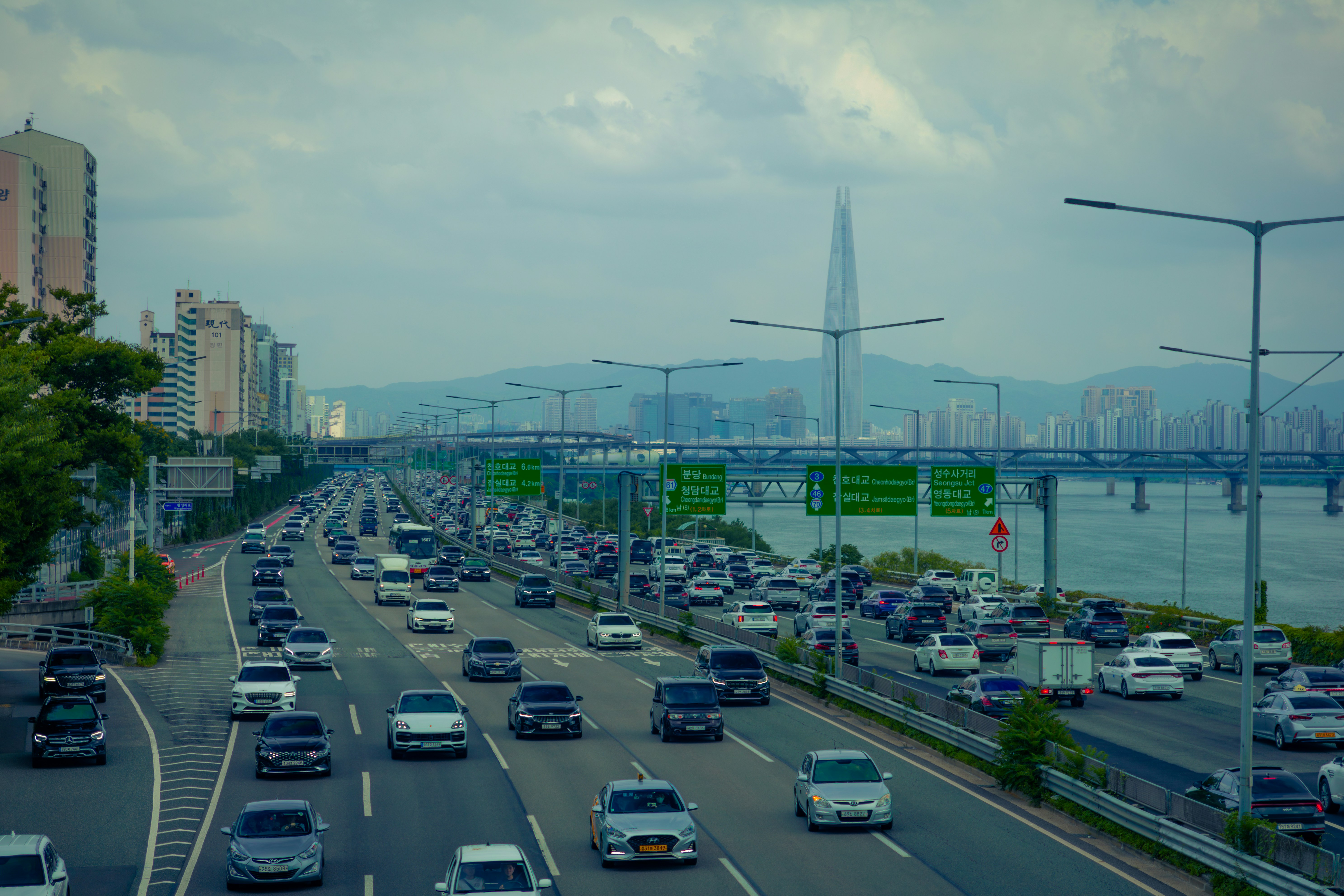 AWD Electric Cars in 2025: Performance, Traction, and Smart Buying