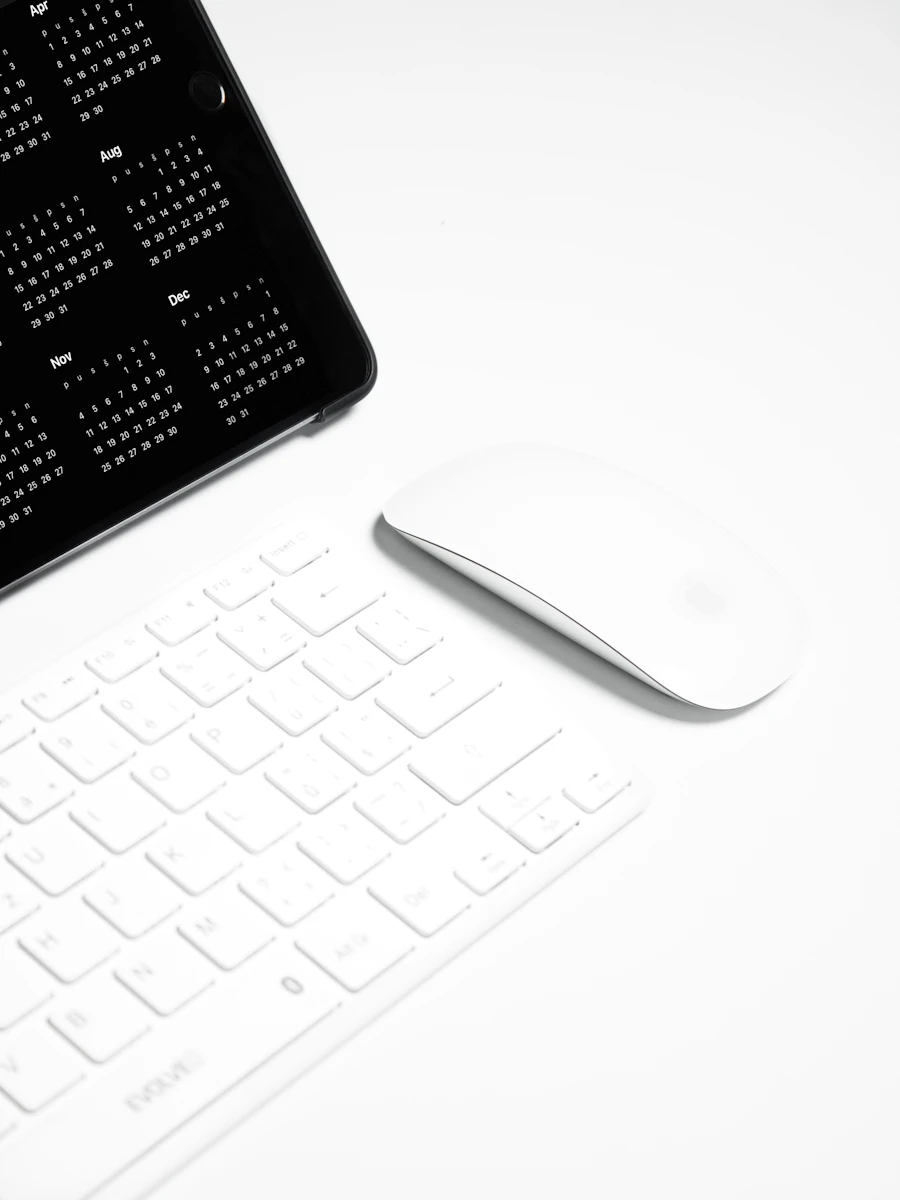 Clavier et souris sur un bureau de travail