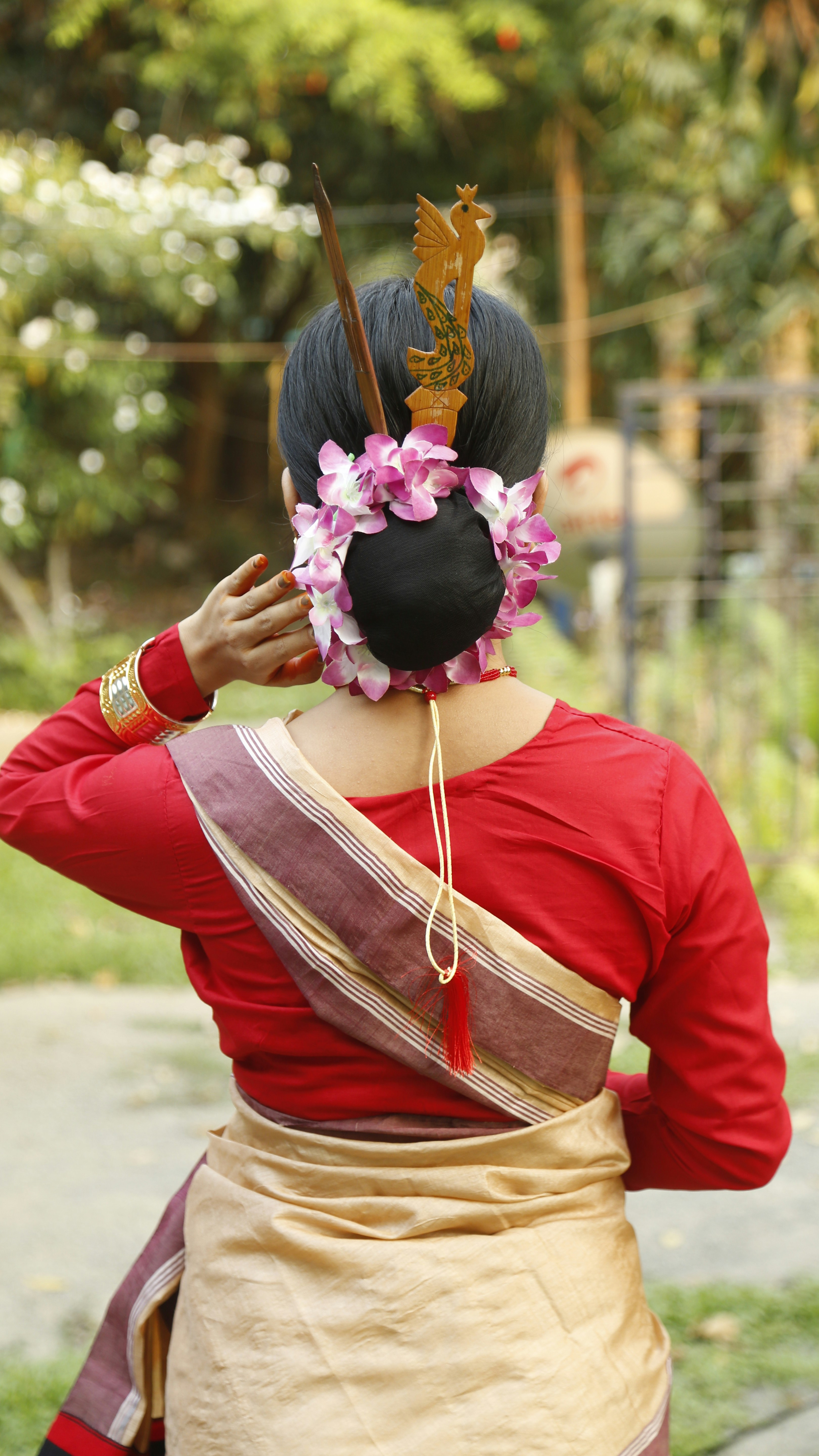 A woman with a flower in her hair photo – Free Flower Image on Unsplash