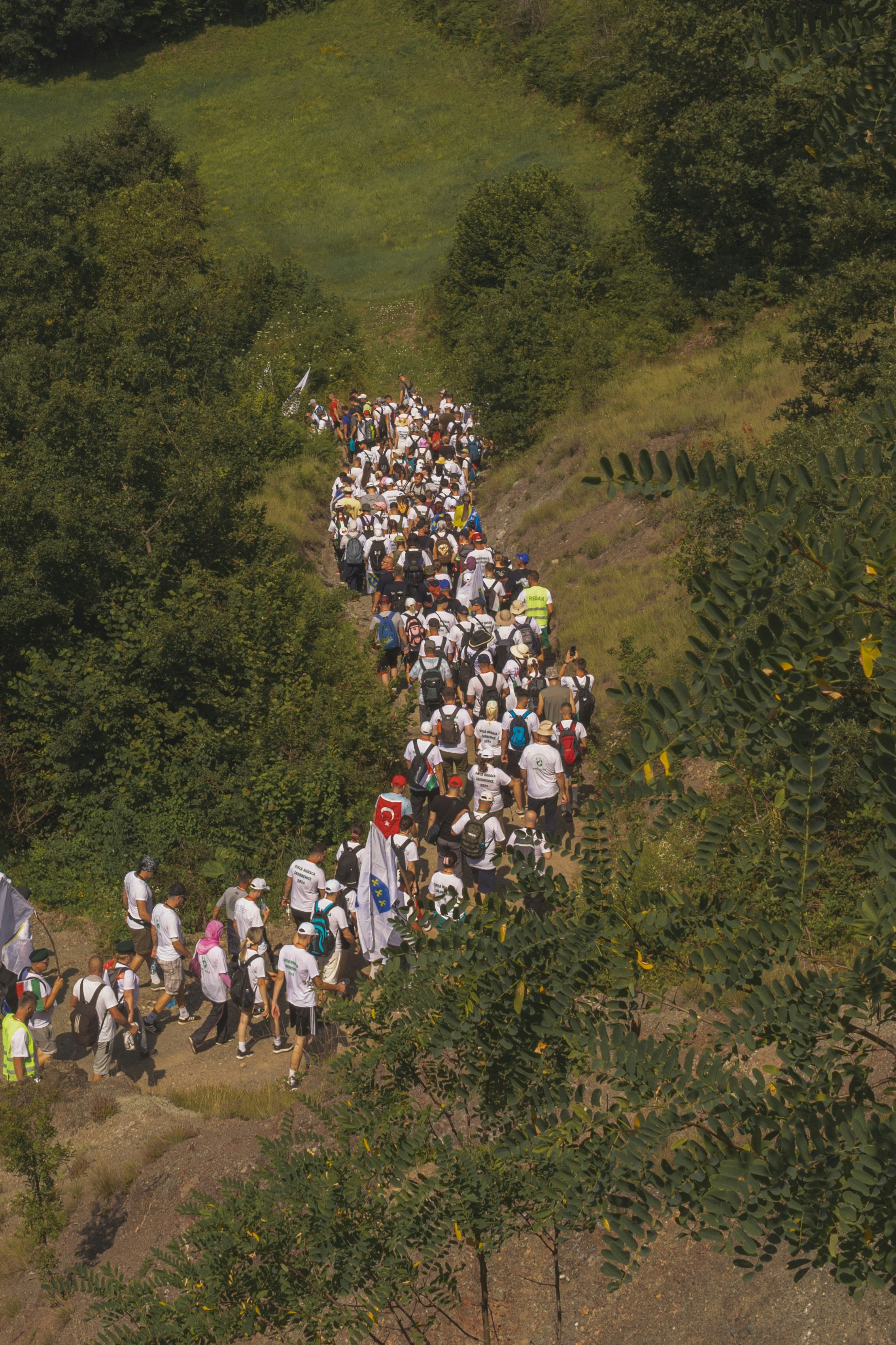 Un gran grupo de personas subiendo una colina