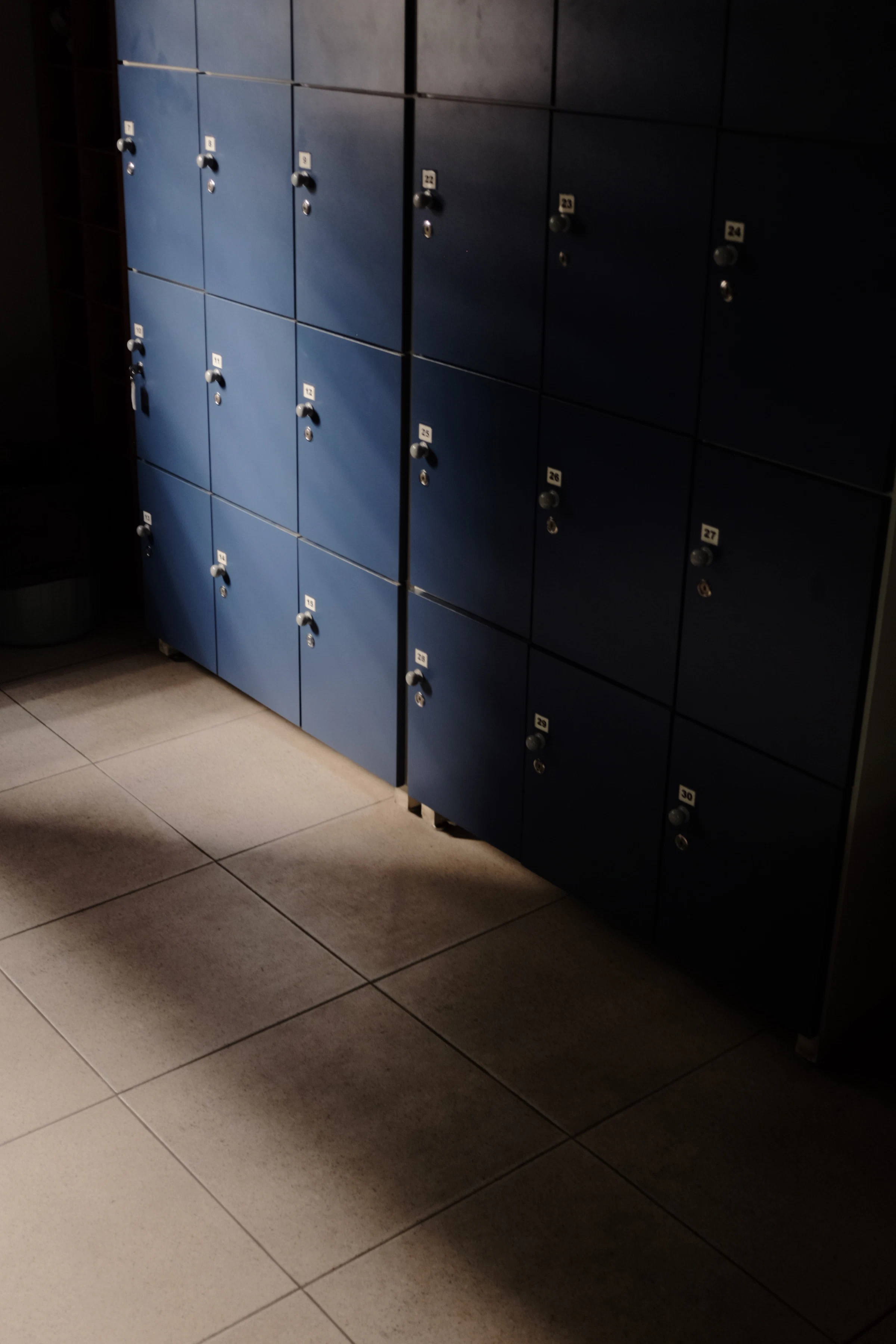 Vestiário de academia em São Paulo, com armários e luz natural