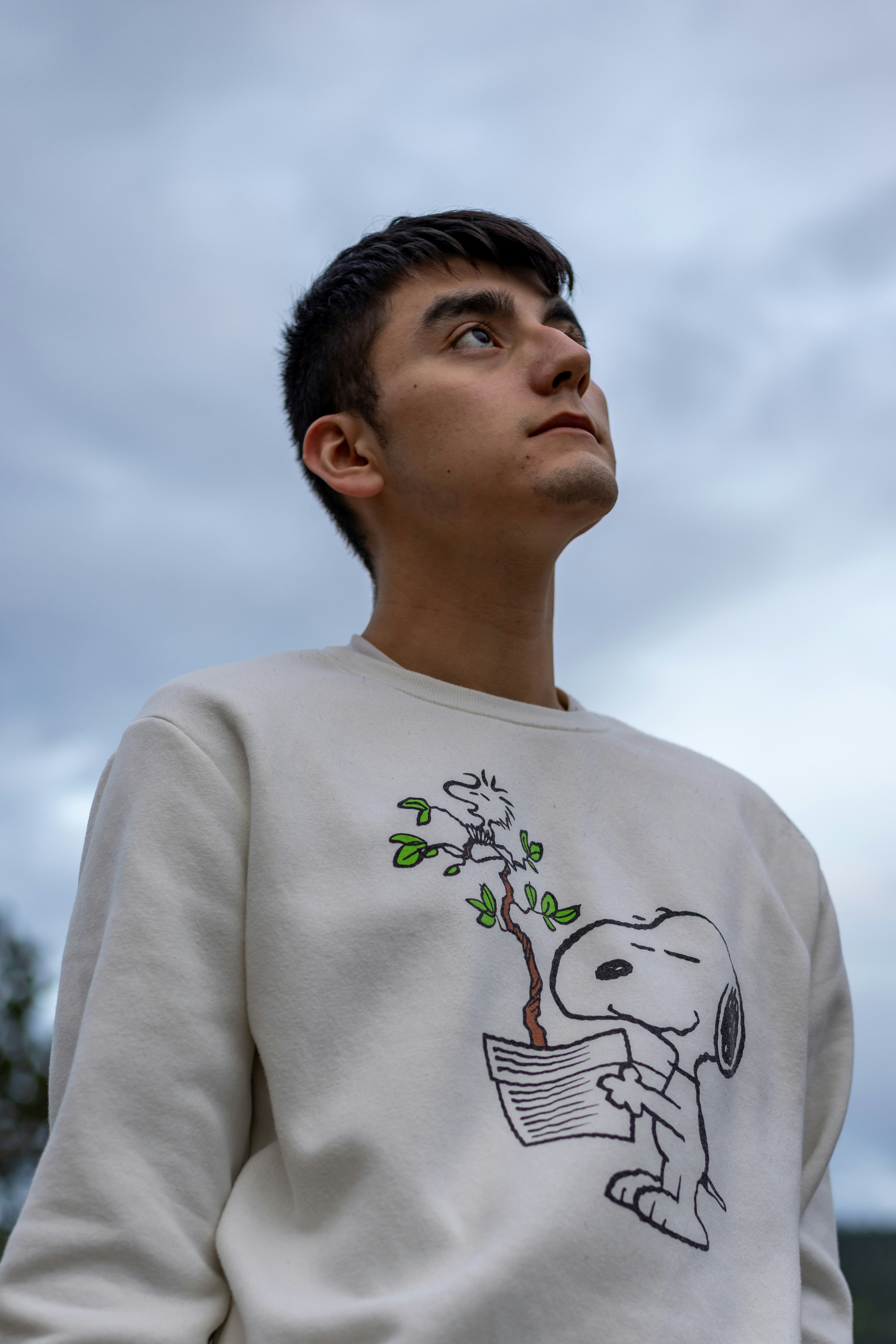 photo-1721106109407-19a8dfb734c9?ixid=M3wxMjA3fDB8MXxzZWFyY2h8MTl8fHVuaXF1ZSUyMGdyYXBoaWMlMjB0cmF2ZWwlMjBzd2VhdHNoaXJ0c3xlbnwwfHx8fDE3NTY4NTkxMzd8MA\u0026ixlib=rb-4.1.0