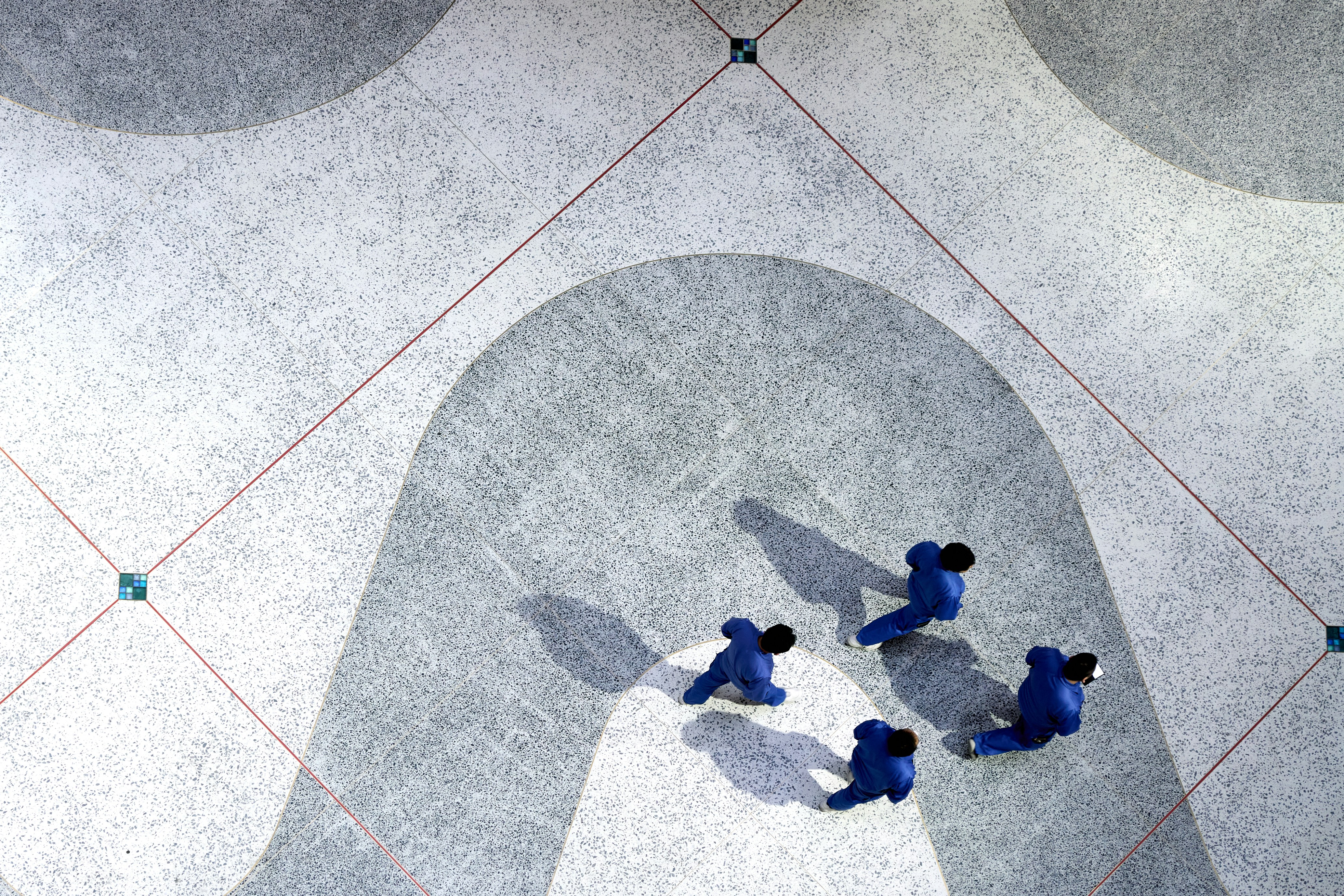 三、香港免税仓储的优势与风险