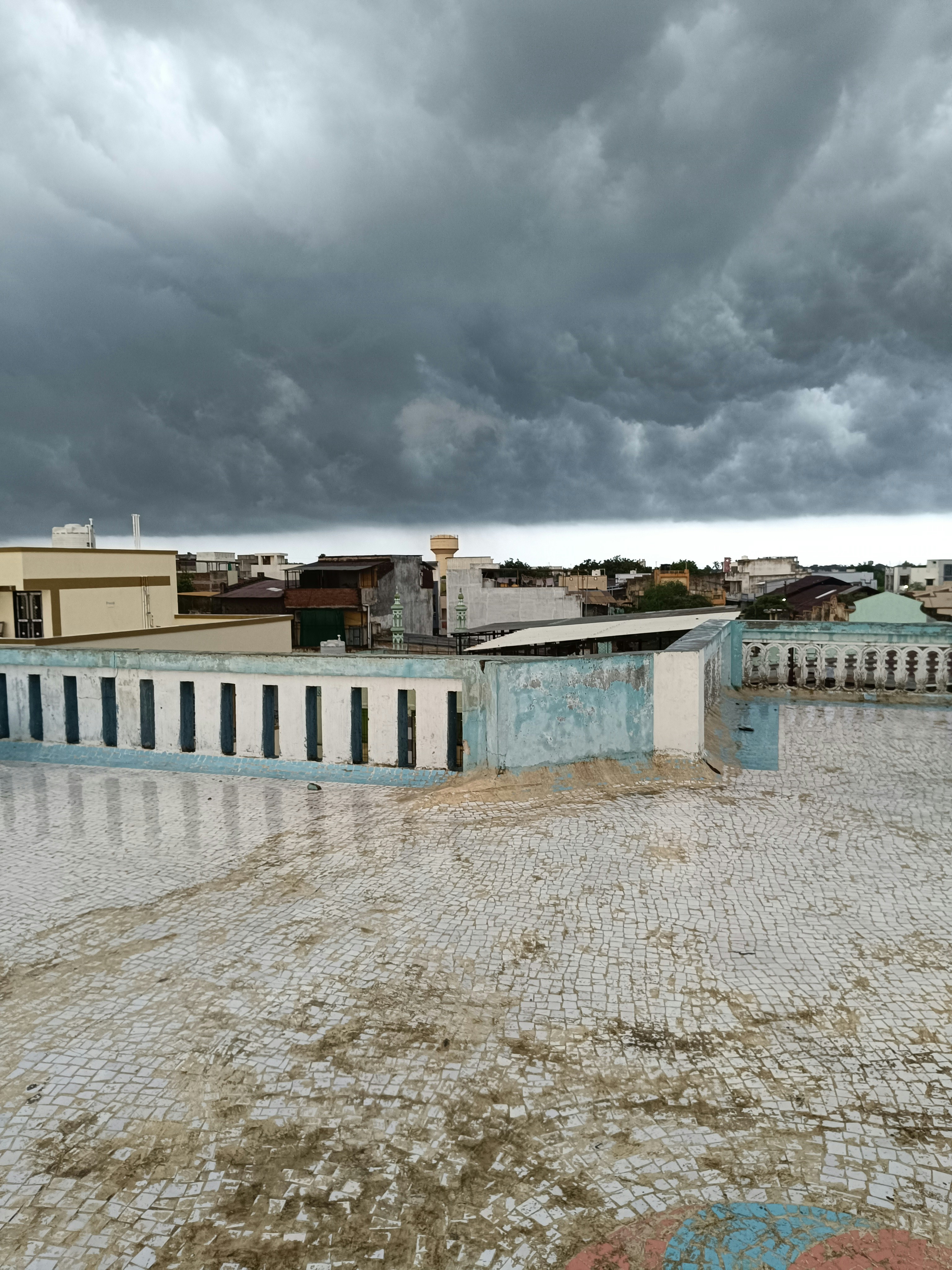 Um prédio com muitas janelas e céu nublado