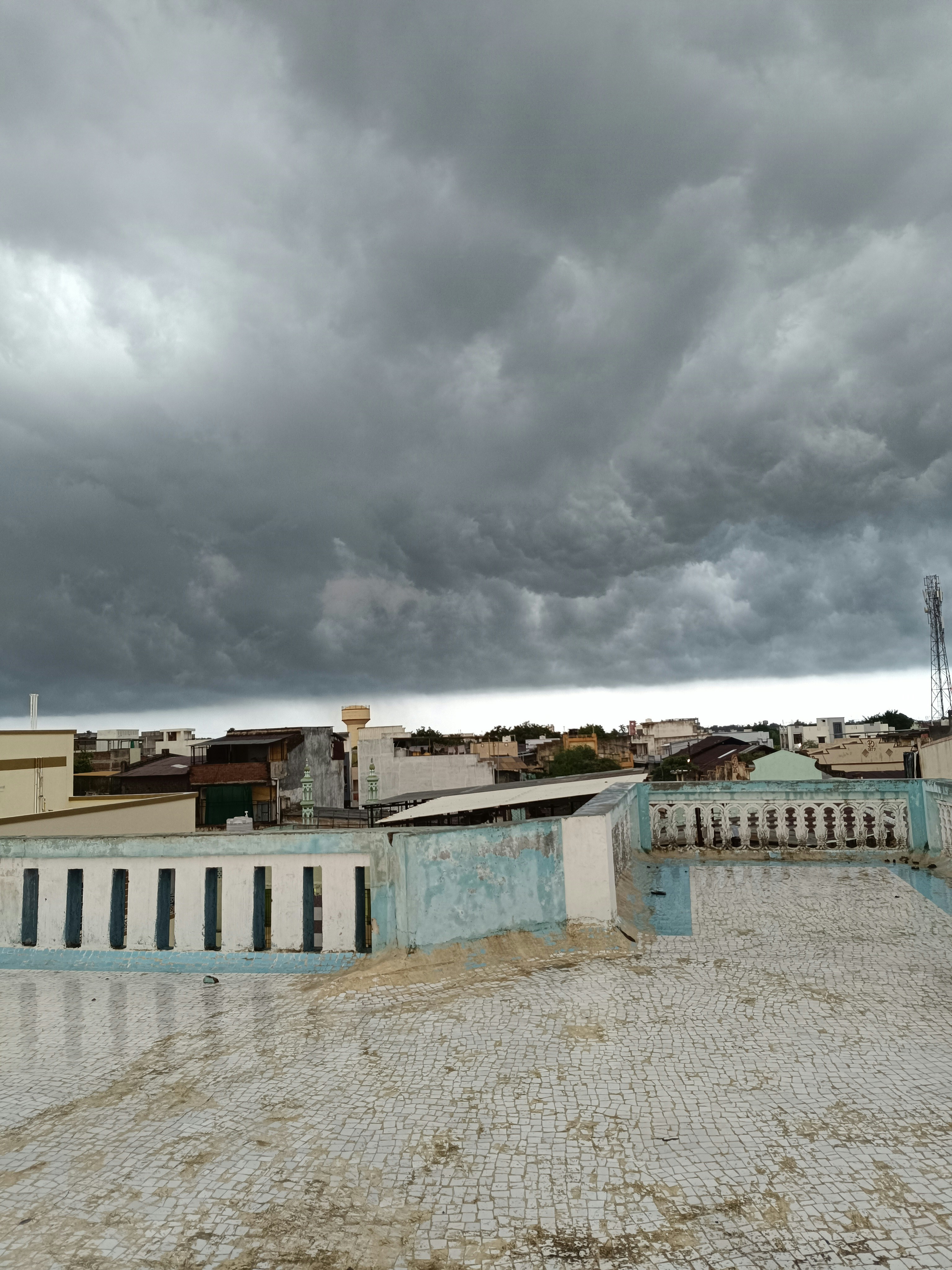 Um céu nublado sobre uma cidade com alguns edifícios
