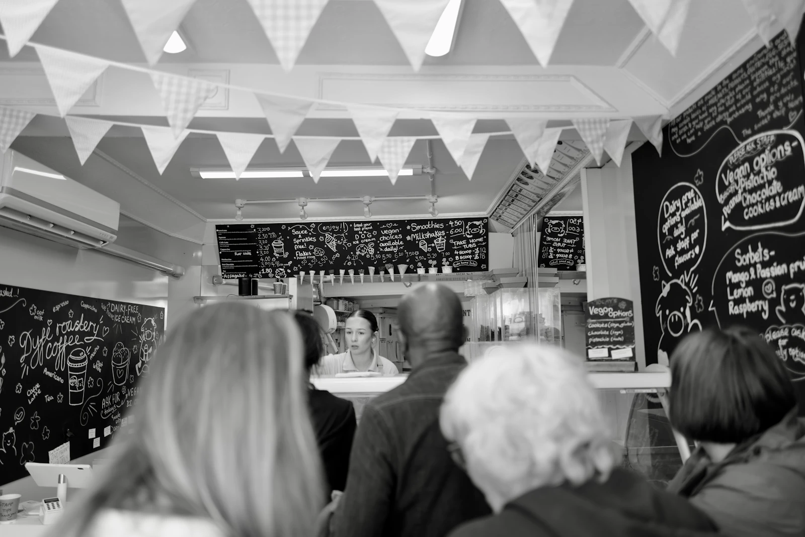 Café con fila de clientes esperando para ordenar