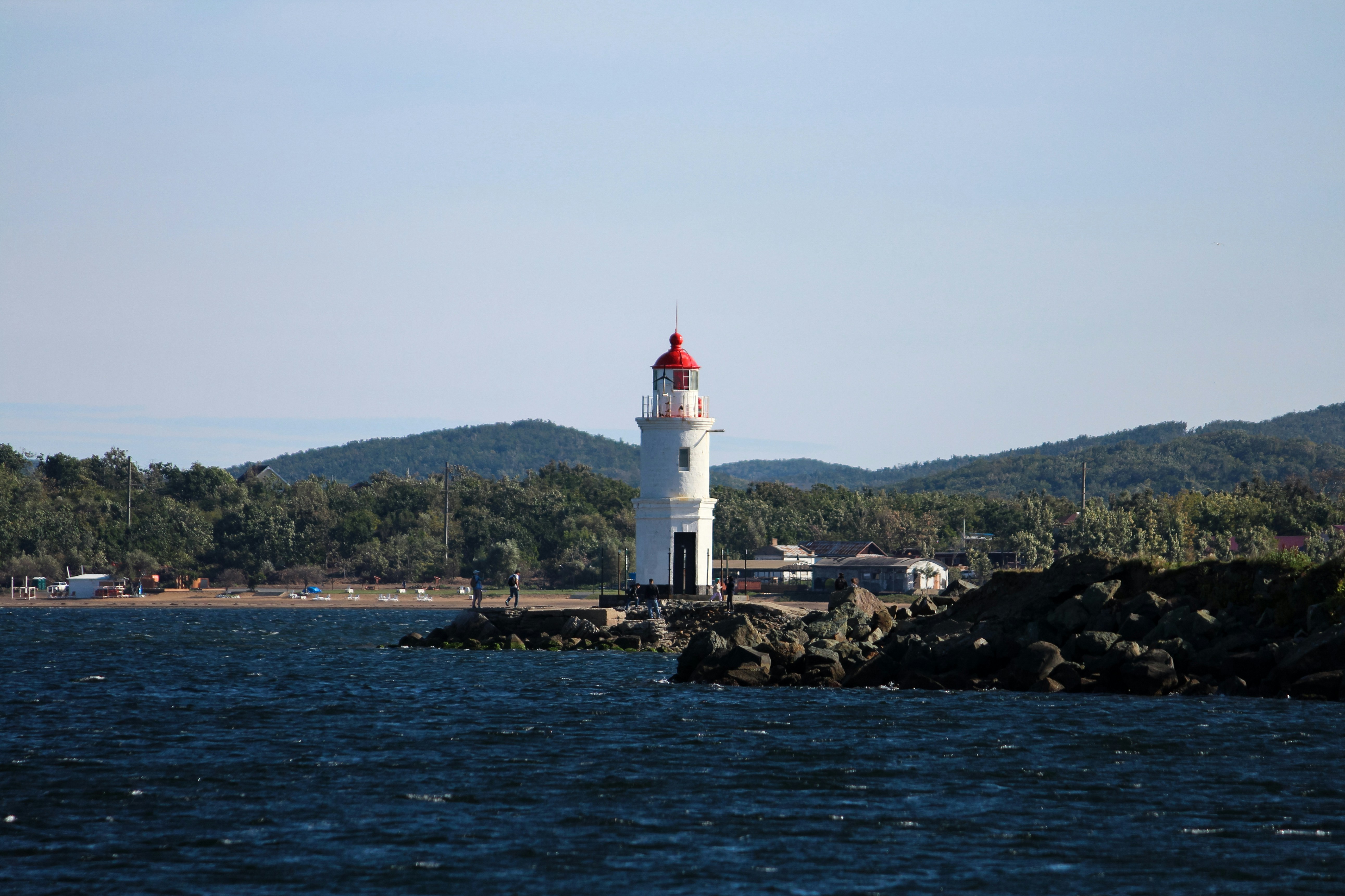 Ein Leuchtturm auf einer kleinen Insel