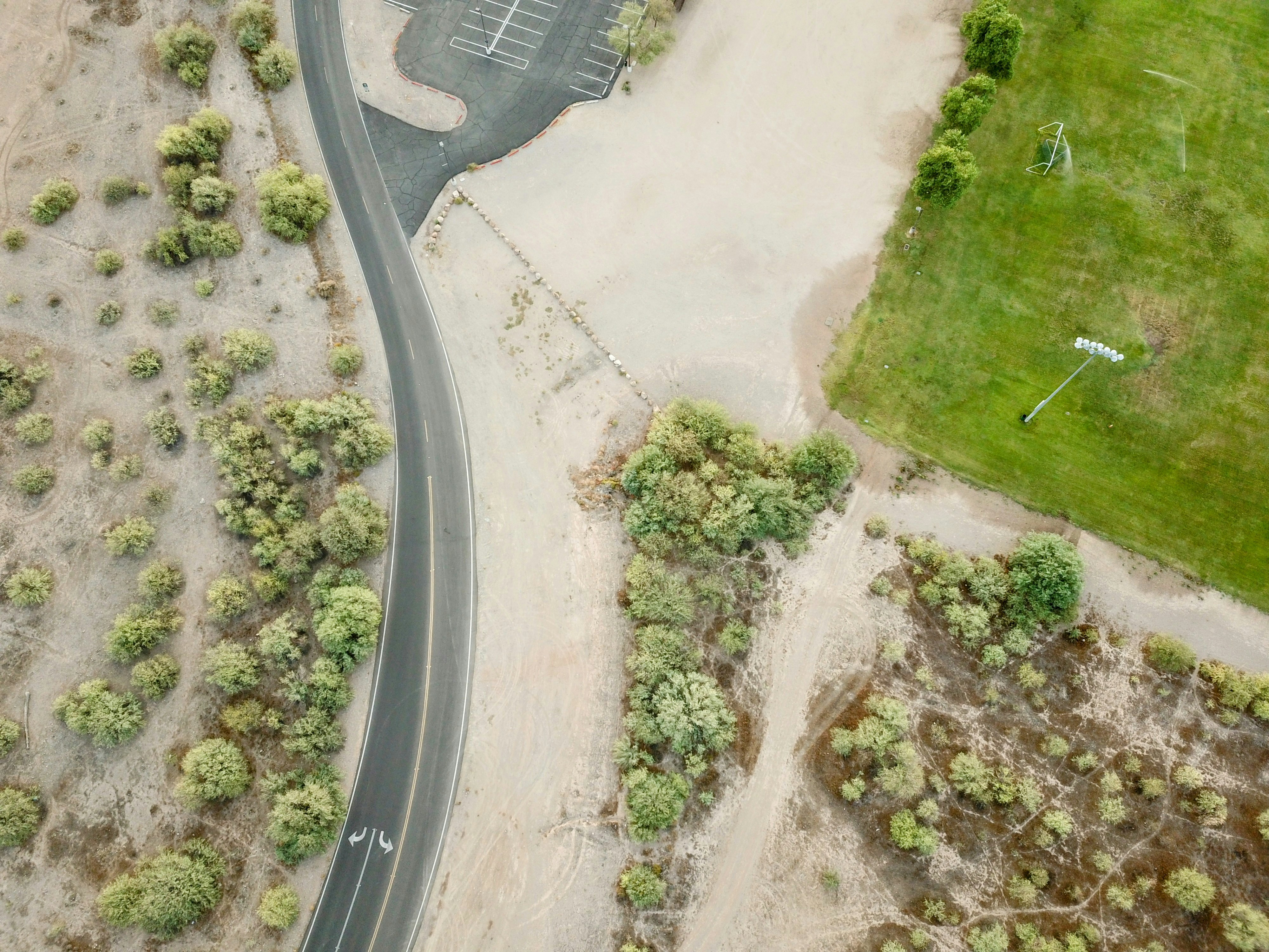 Una vista aérea de una carretera sinuosa en el desierto