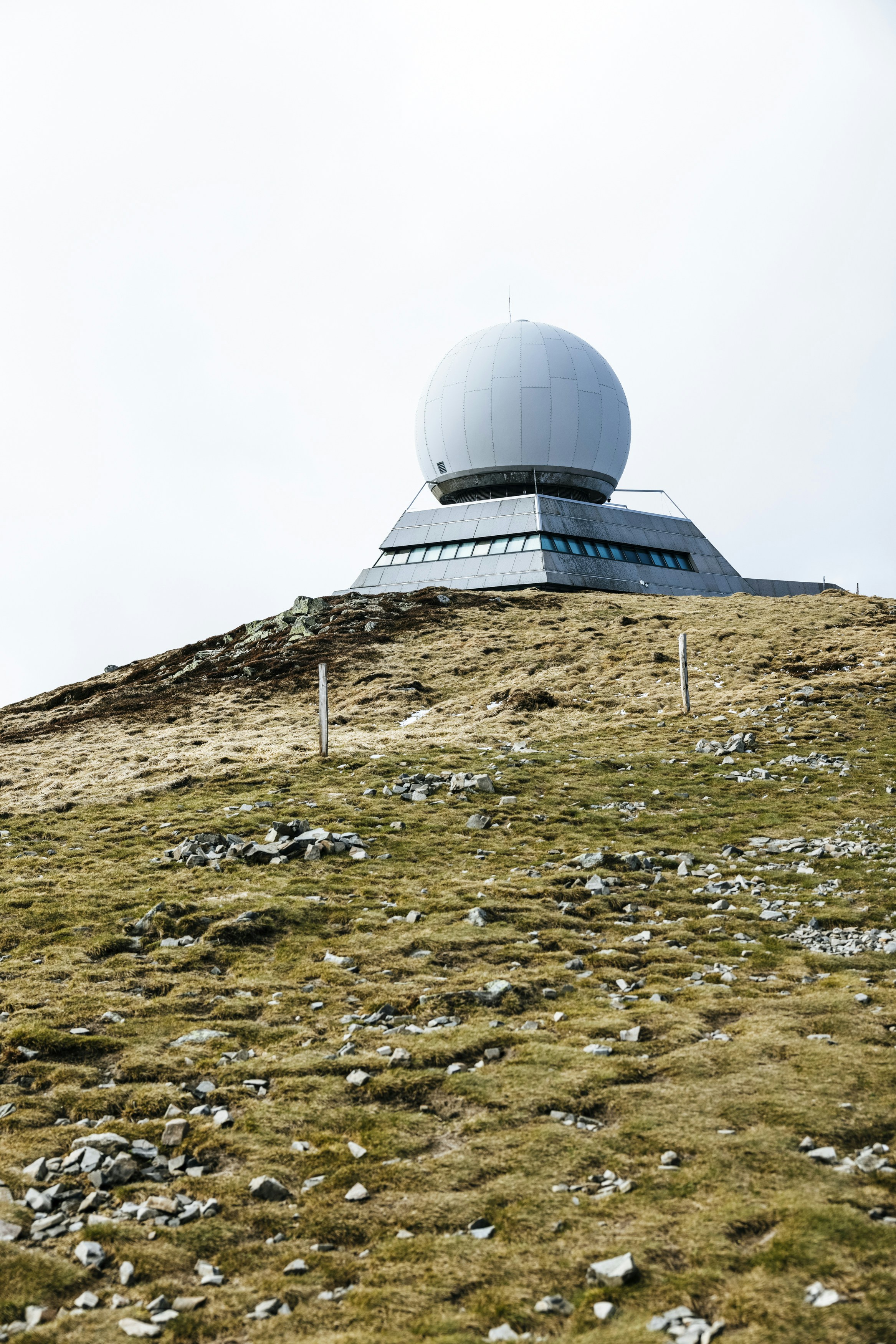 Ein Teleskop auf einem Hügel an einem bewölkten Tag