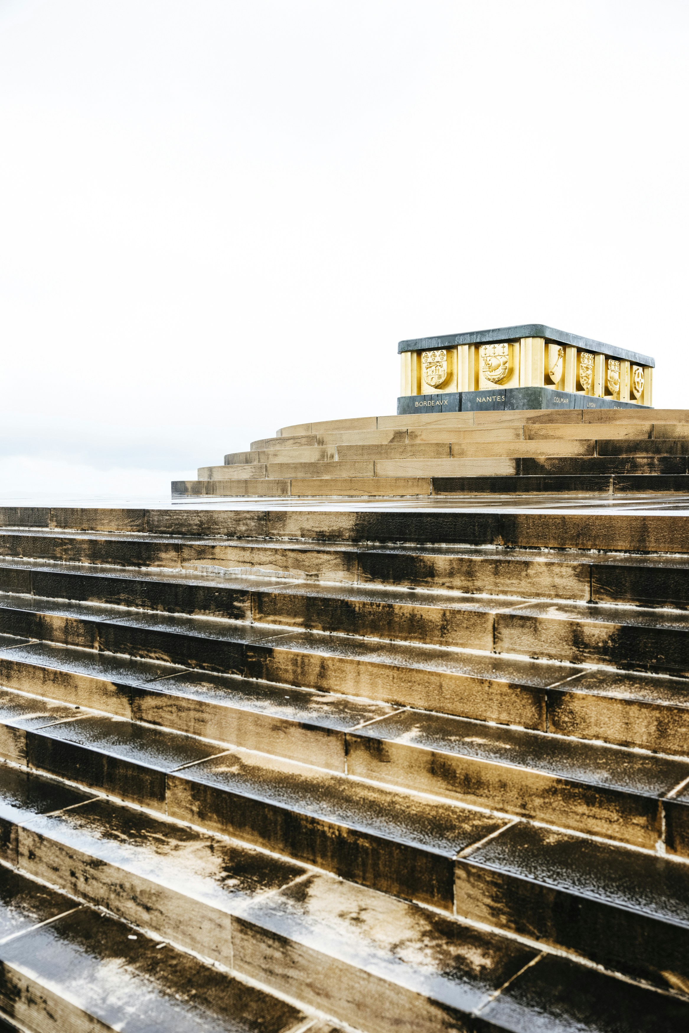 Ein Blick auf einige Stufen mit einem Gebäude im Hintergrund