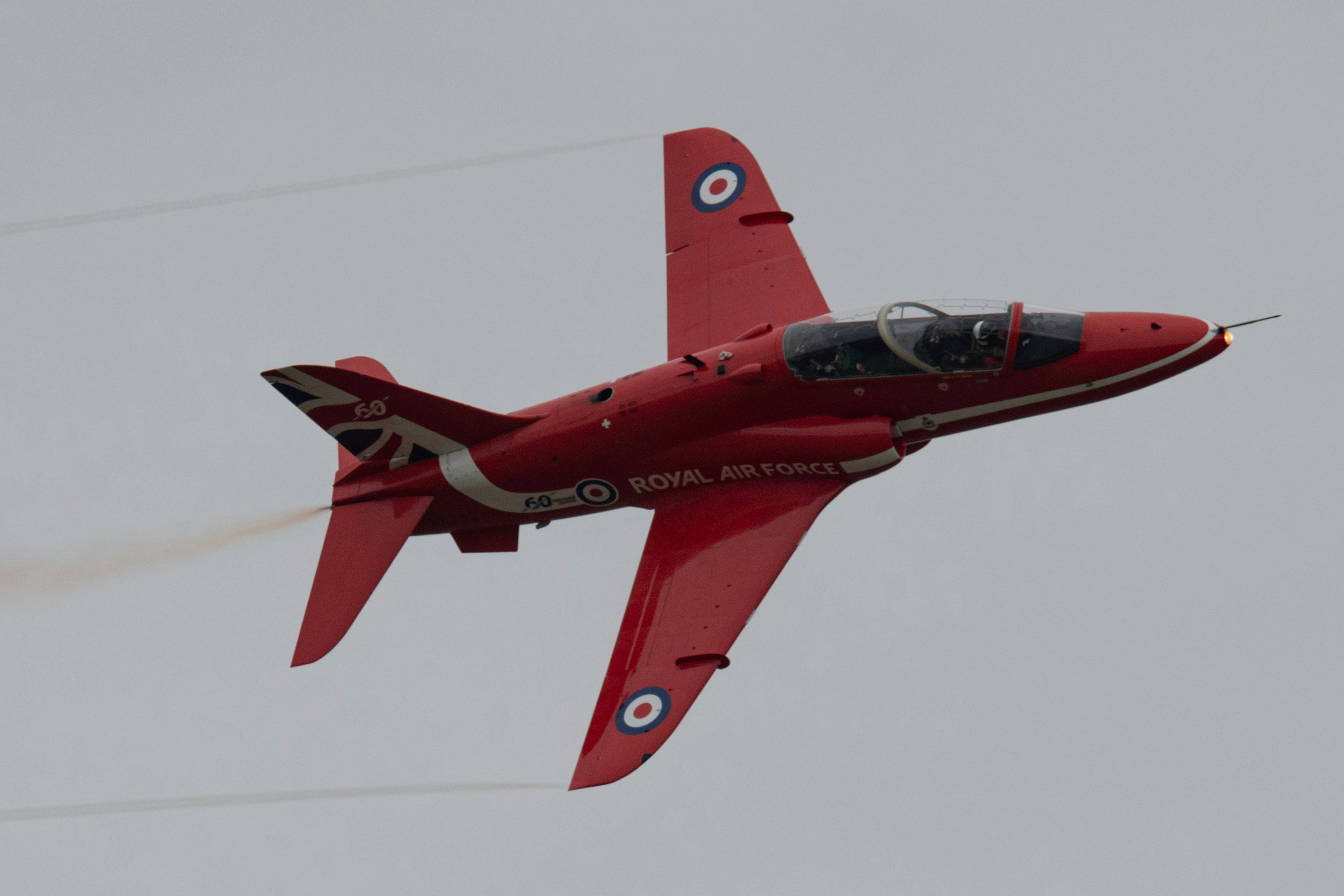 曇り空を飛ぶ赤い戦闘機の写真 – Unsplashの写真術の無料画像