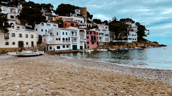 Cala de Sa Tuna con casas blancas frente al Mediterráneo