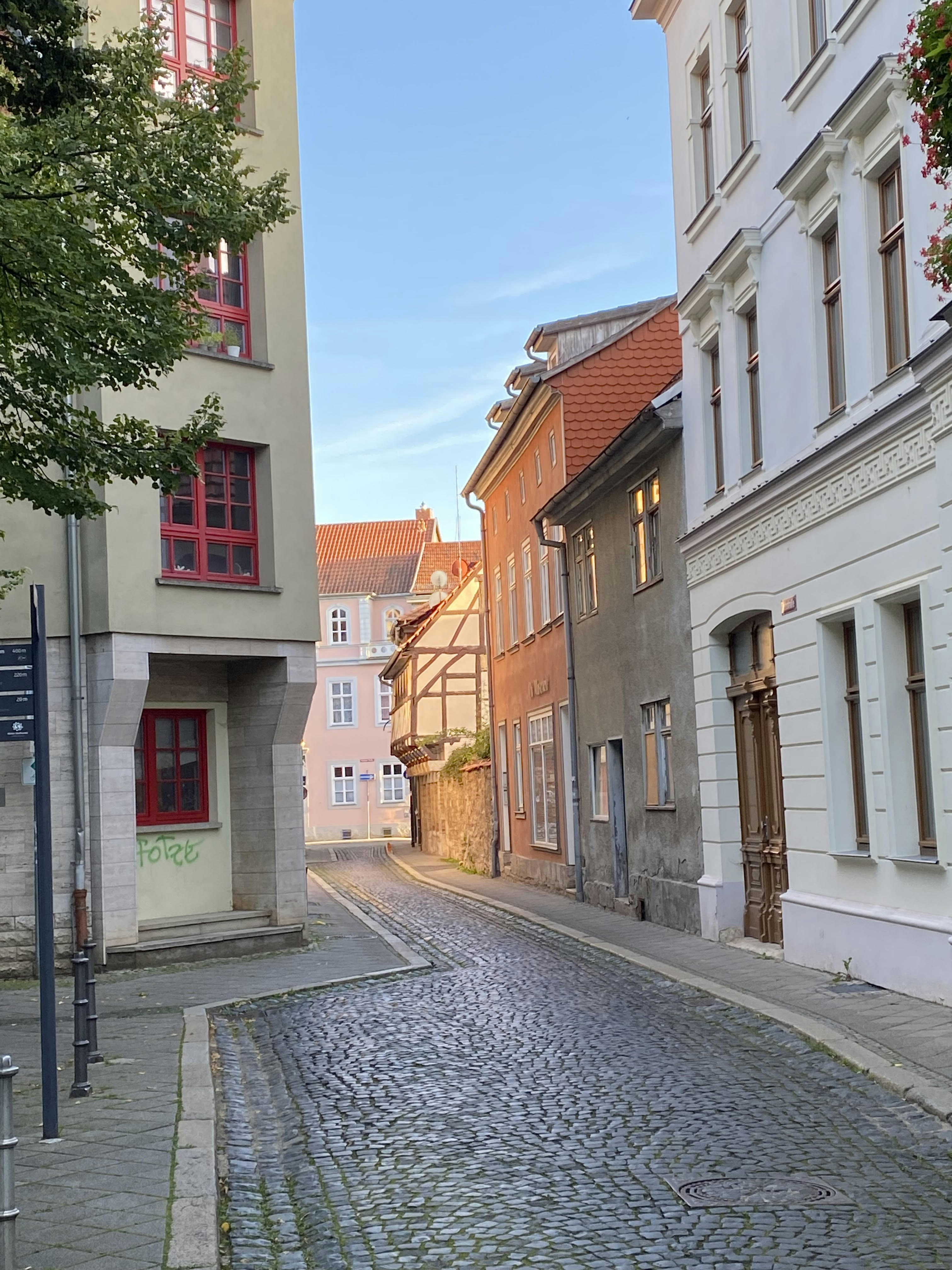 Une rue pavée dans une ville européenne