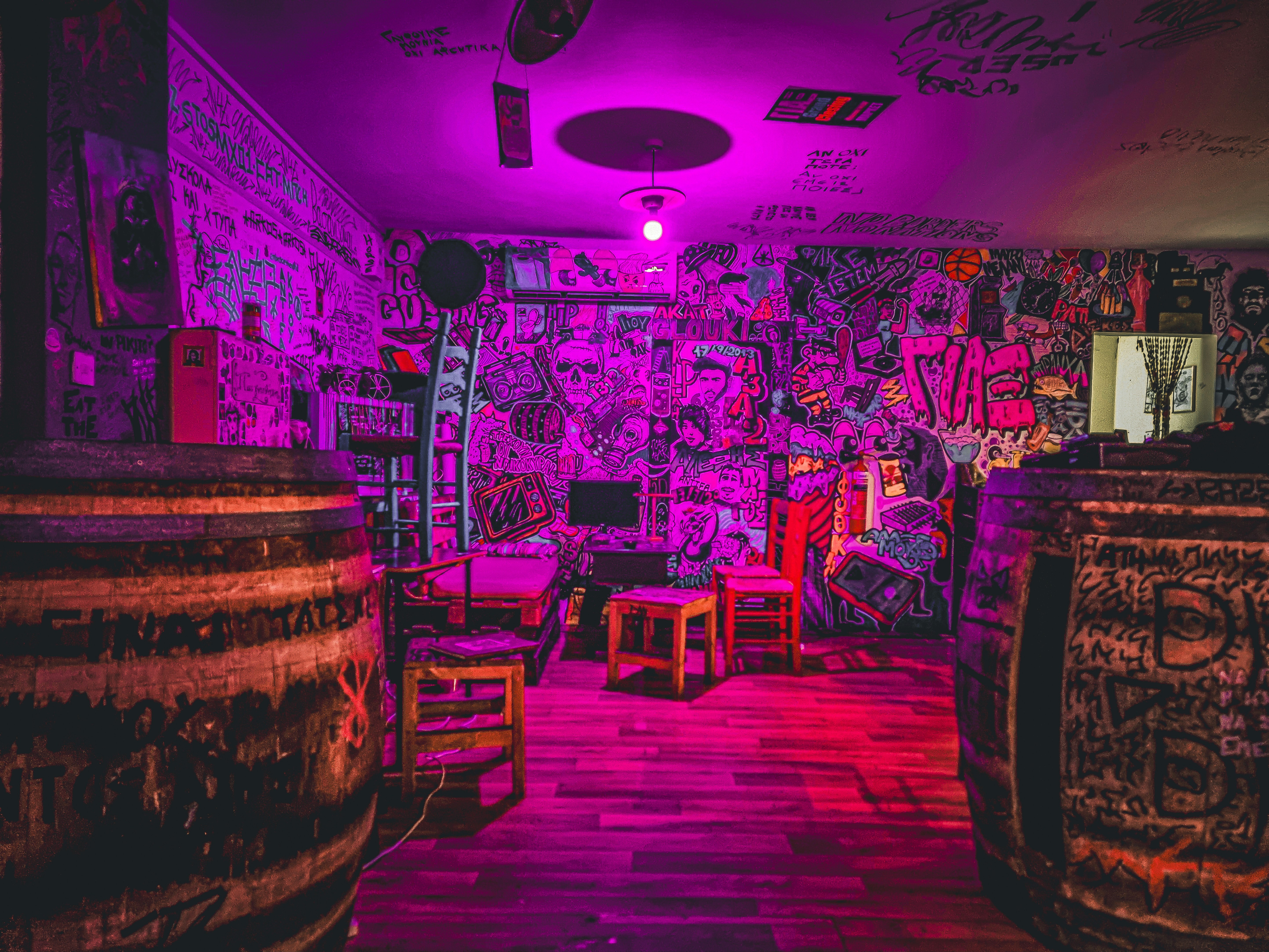 많은 가구와 낙서로 뒤덮인 벽으로 가득 찬 방