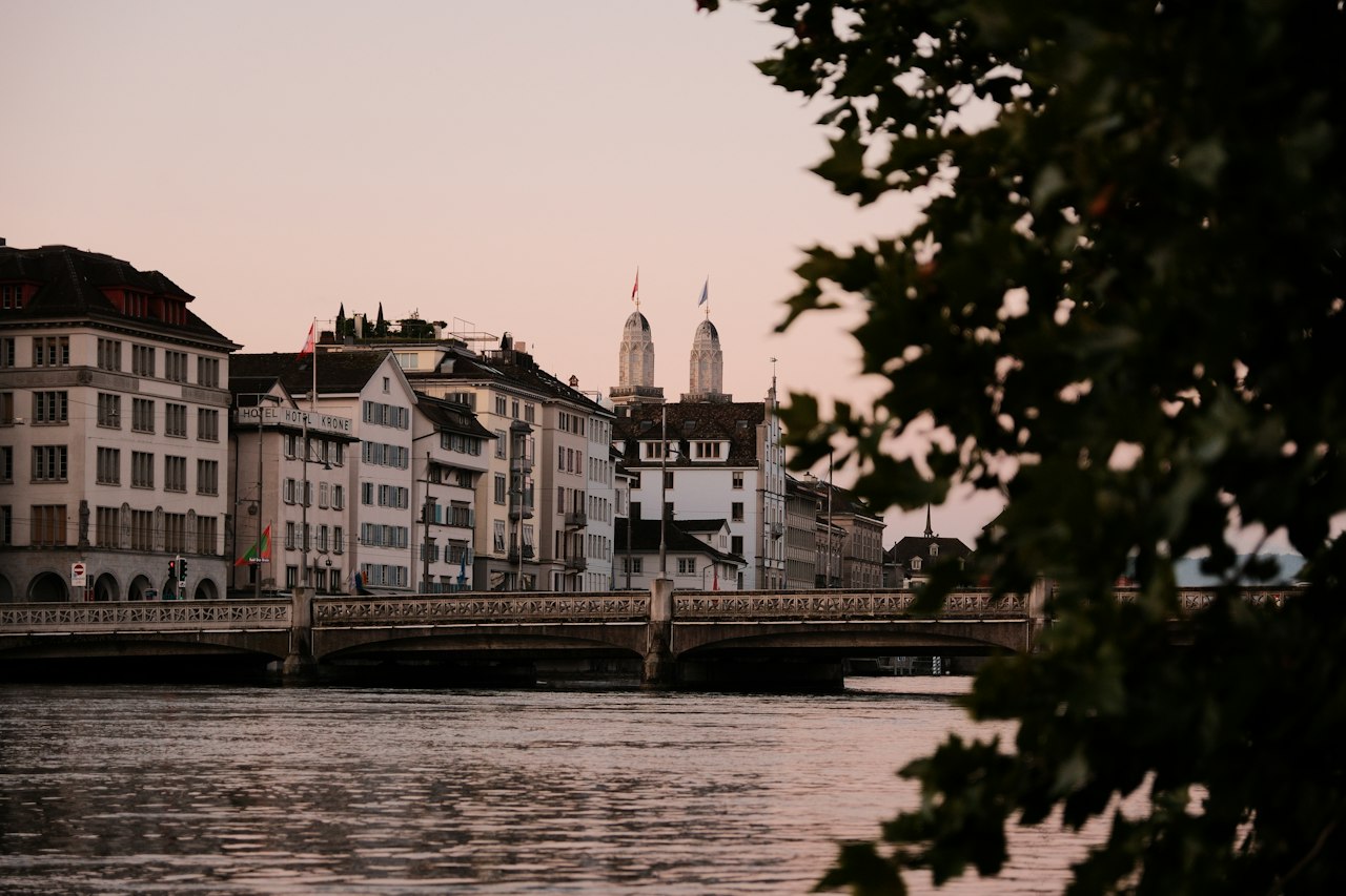Pont de Zurich à l'heure dorée avec bâtiments en arrière-plan