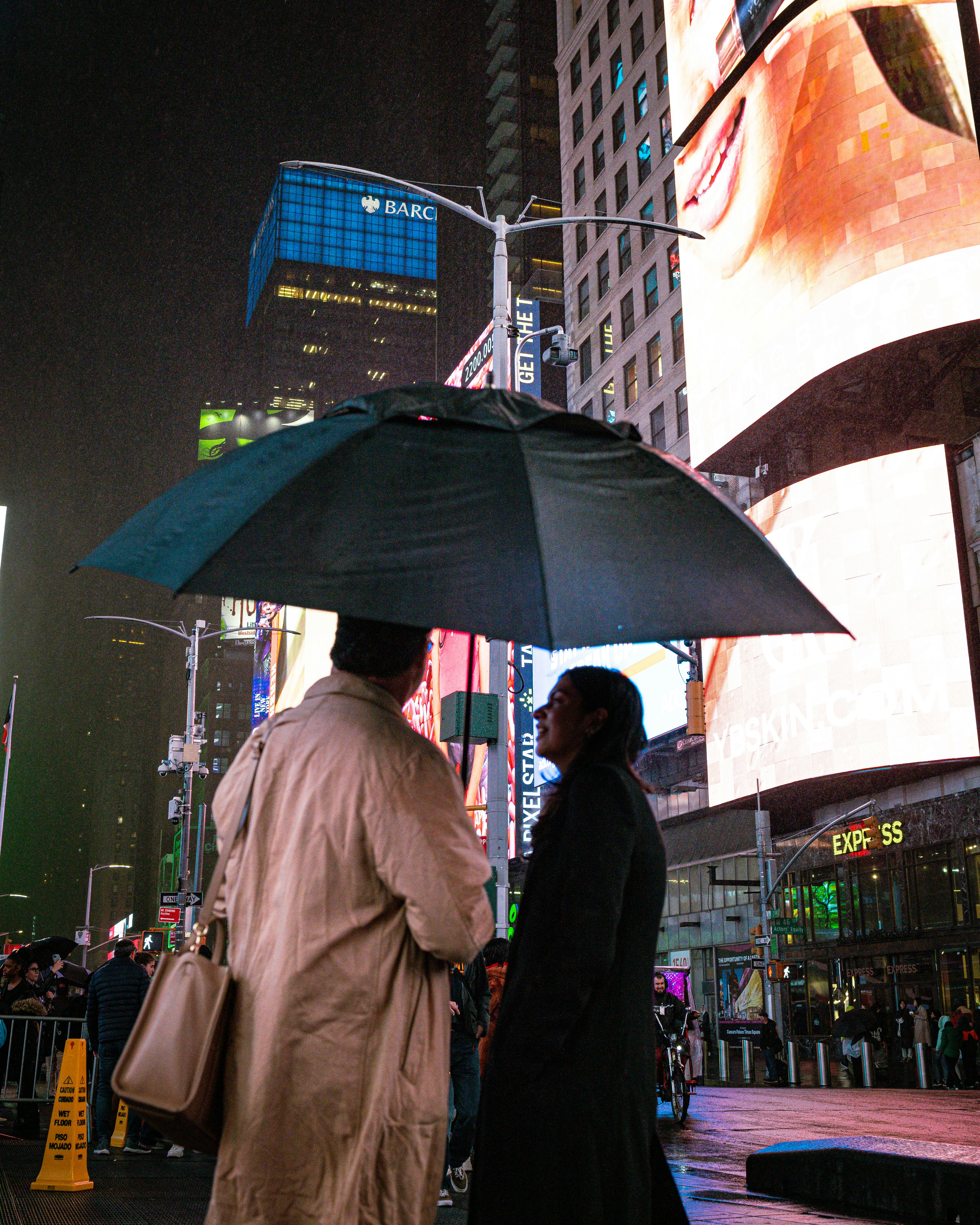 Una coppia, di, persone, standing, sotto, uno, ombrellone