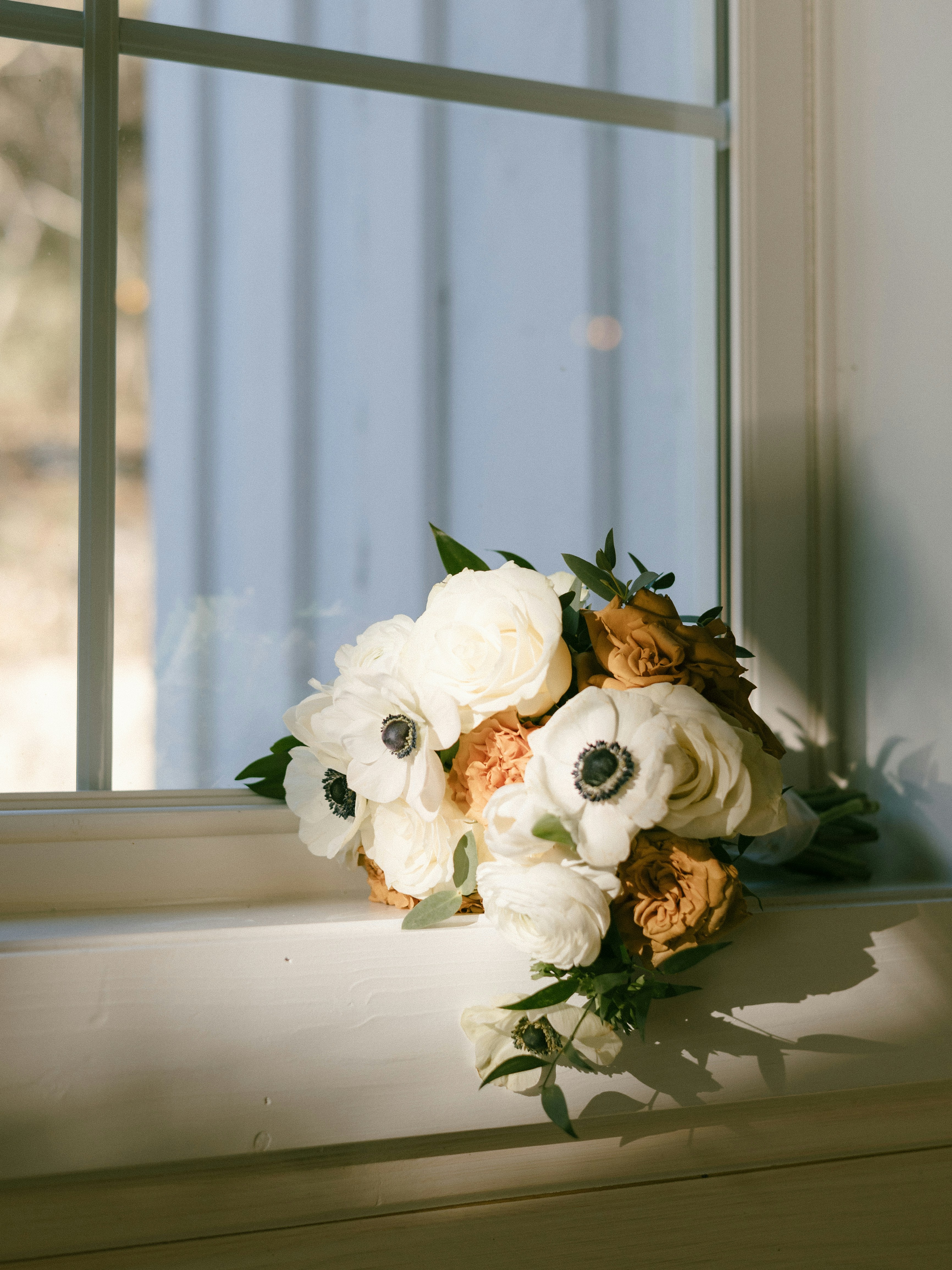Un ramo de flores en lo alto del alféizar de una ventana