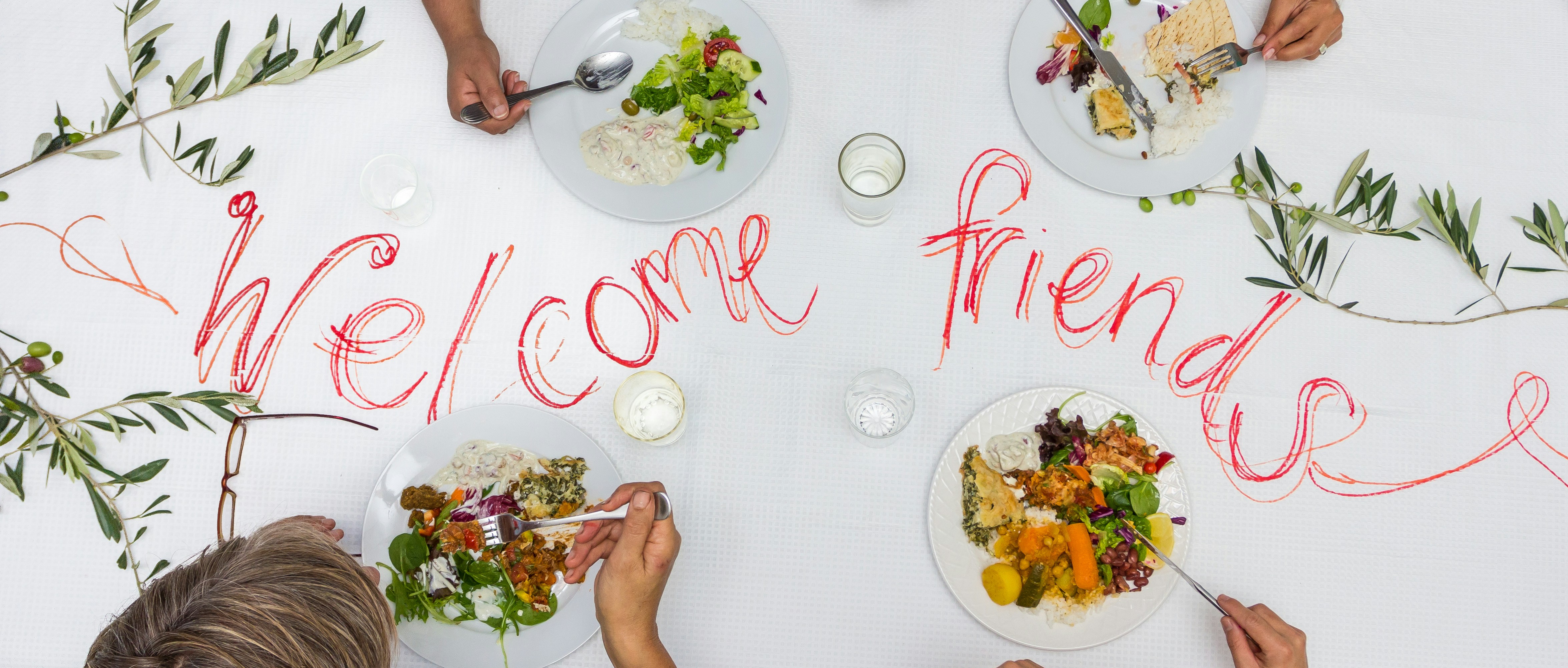 Un grupo de personas sentadas en una mesa con platos de comida