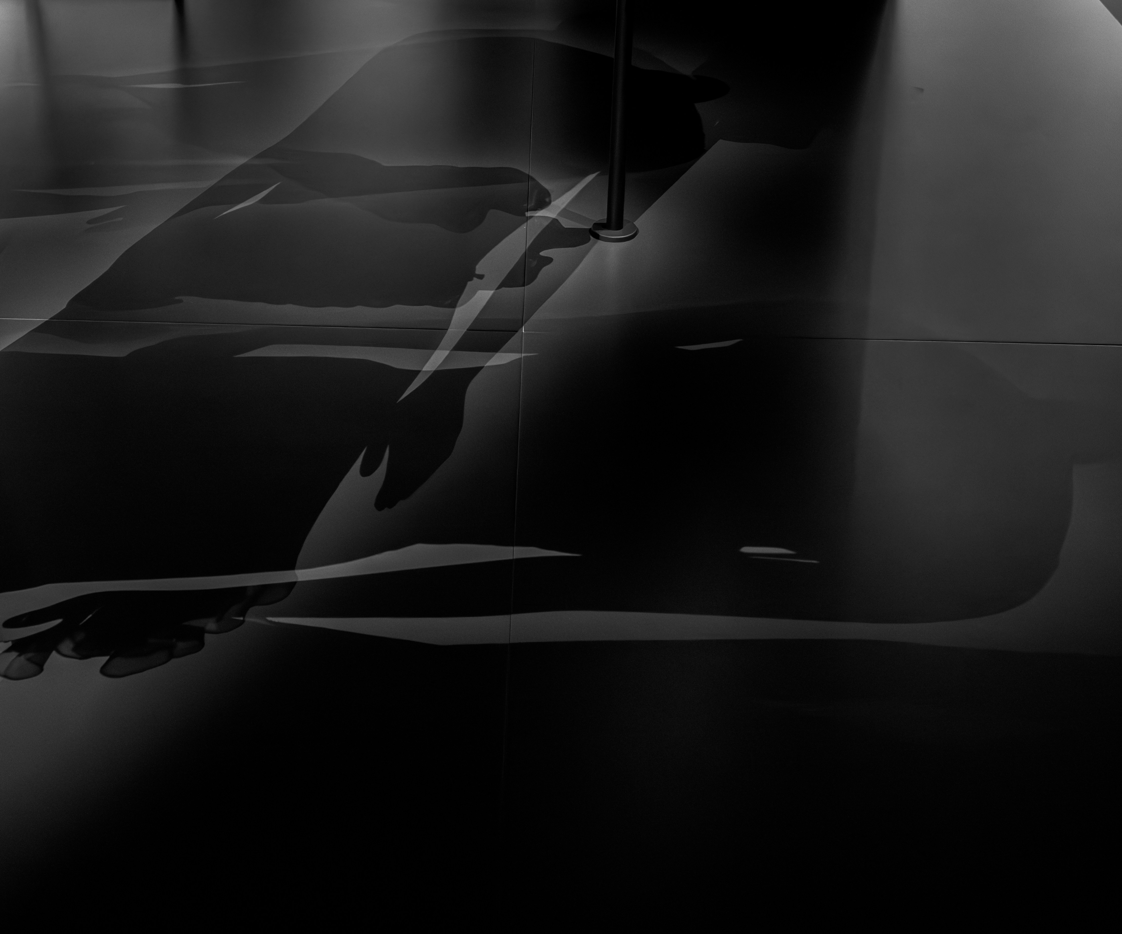 잠깐 뛰었는데 숨이 차는 이유 - A black and white photo of a person laying on a bed