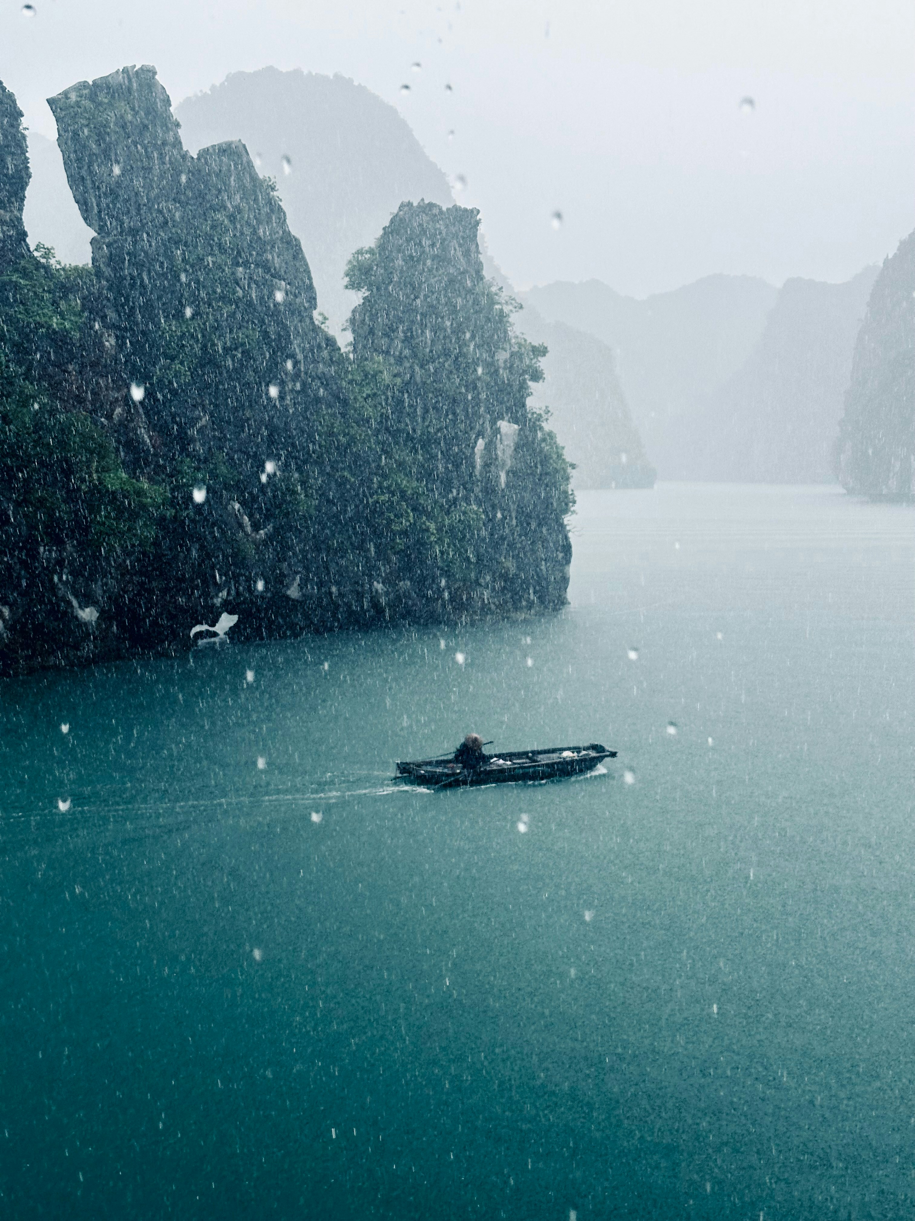 山々に囲まれた水域に浮かぶボート
