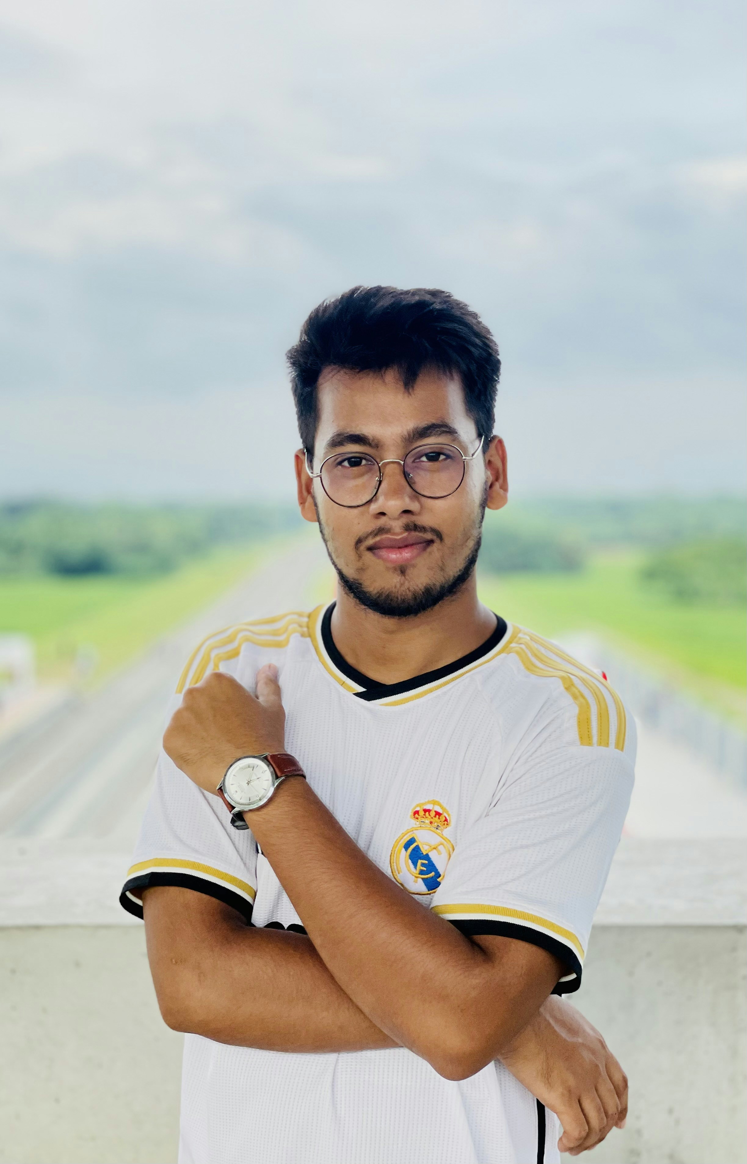 Seorang pria berbaju putih sedang berpose untuk berfoto