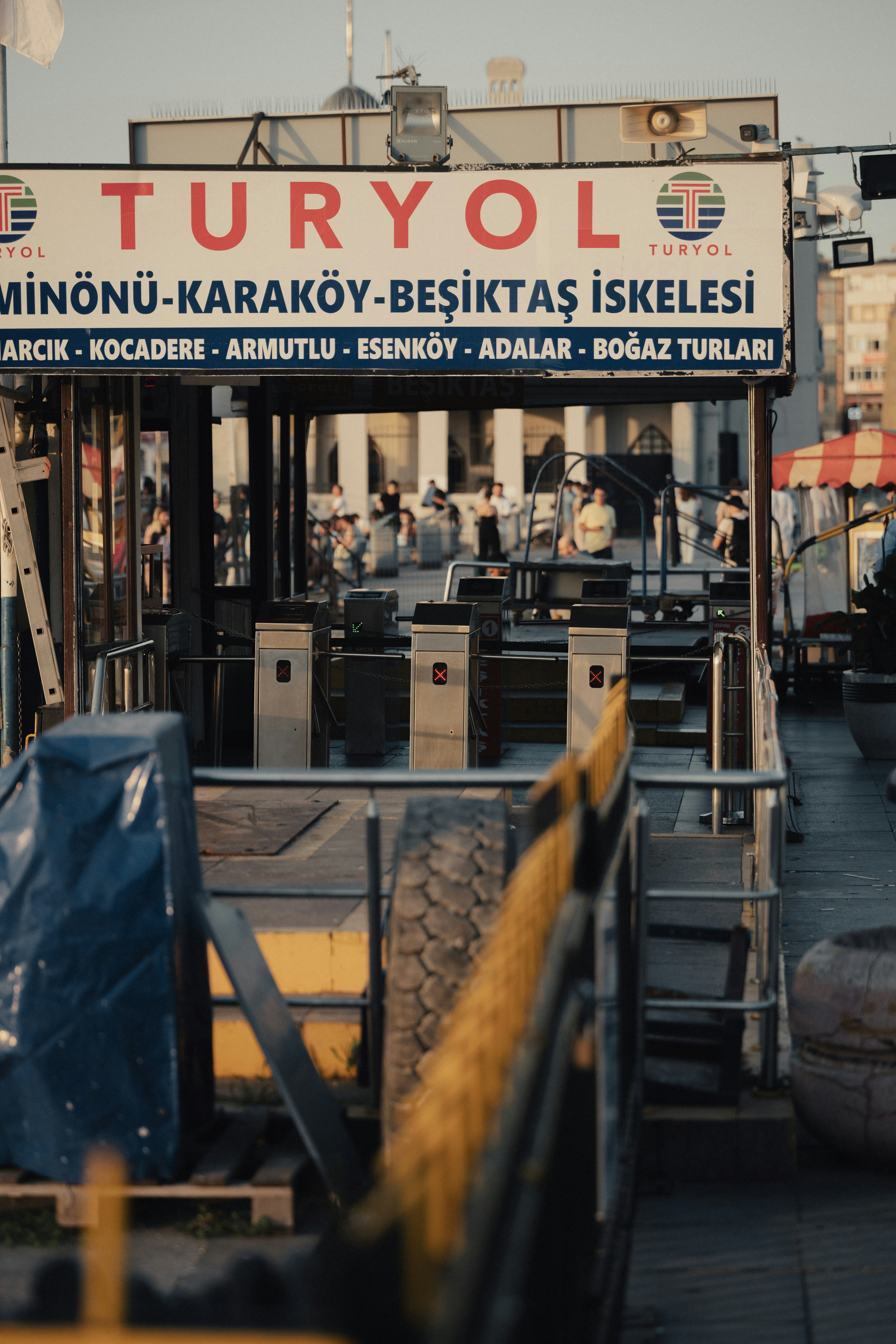 Ada tanda yang bertuliskan turvol di atasnya