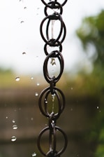 Водна верига, която отвежда дъждовната вода от покрива по време на градински дъжд.