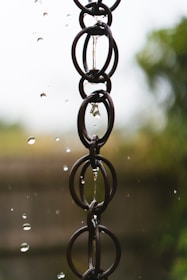 Водна верига, която отвежда дъждовната вода от покрива по време на градински дъжд.