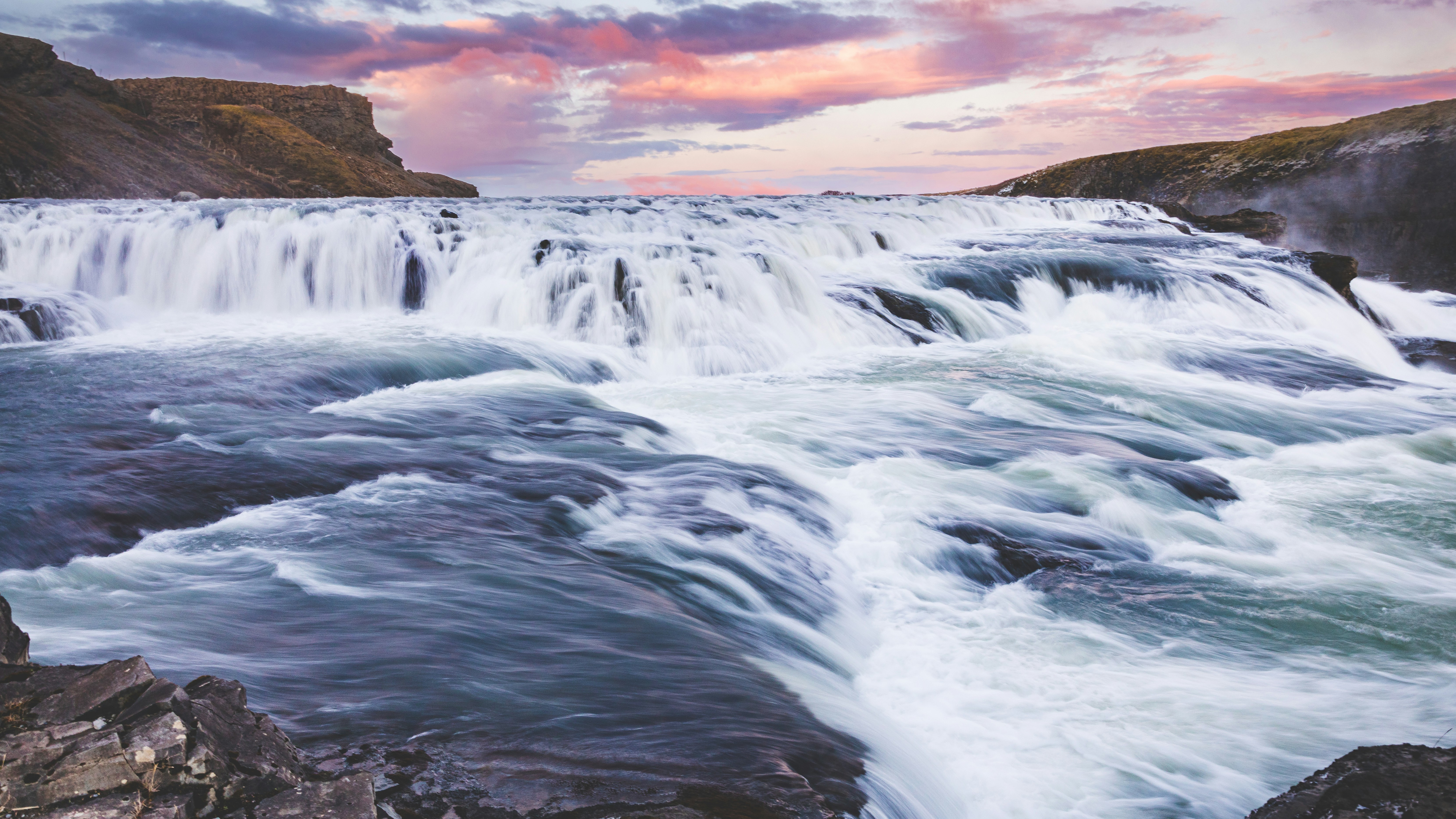Una gran cascada de la que sale mucha agua