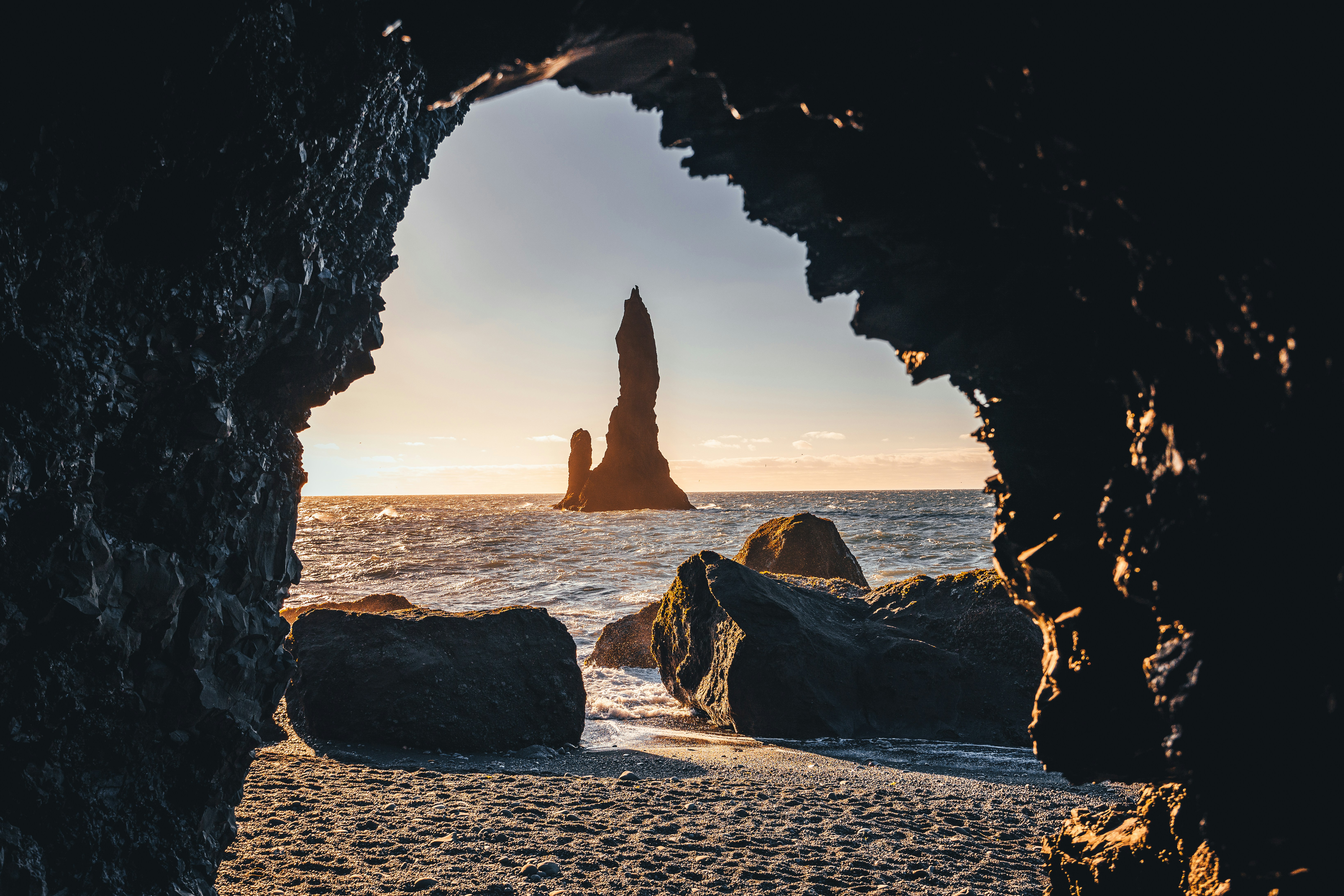 Una vista del océano a través de una cueva