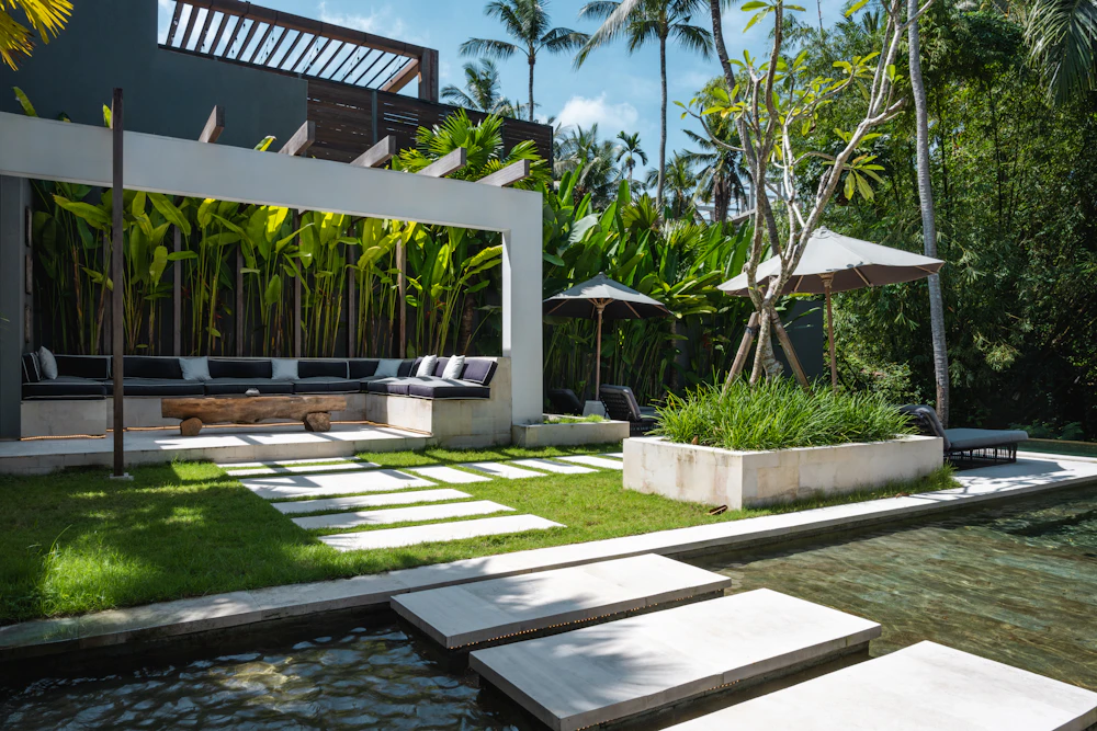 Modernes Haus mit Pool und Gartengestaltung