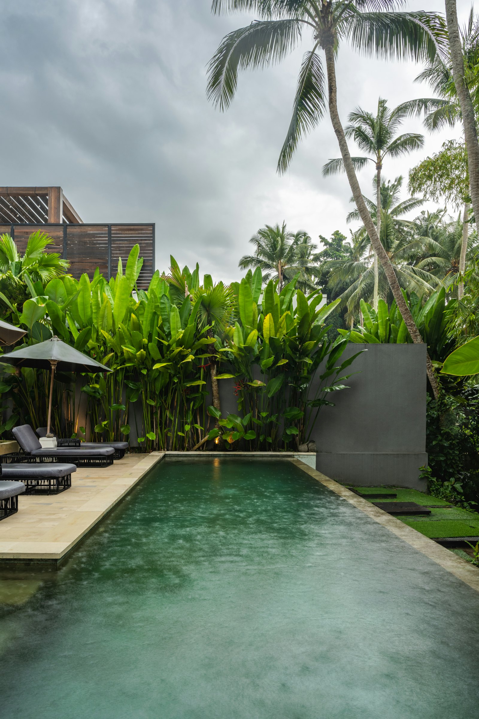 Einladende Poolterrasse mit Liegen