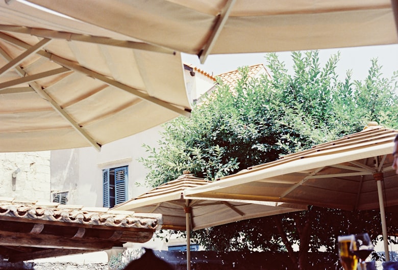 Tafels met parasols op een terras